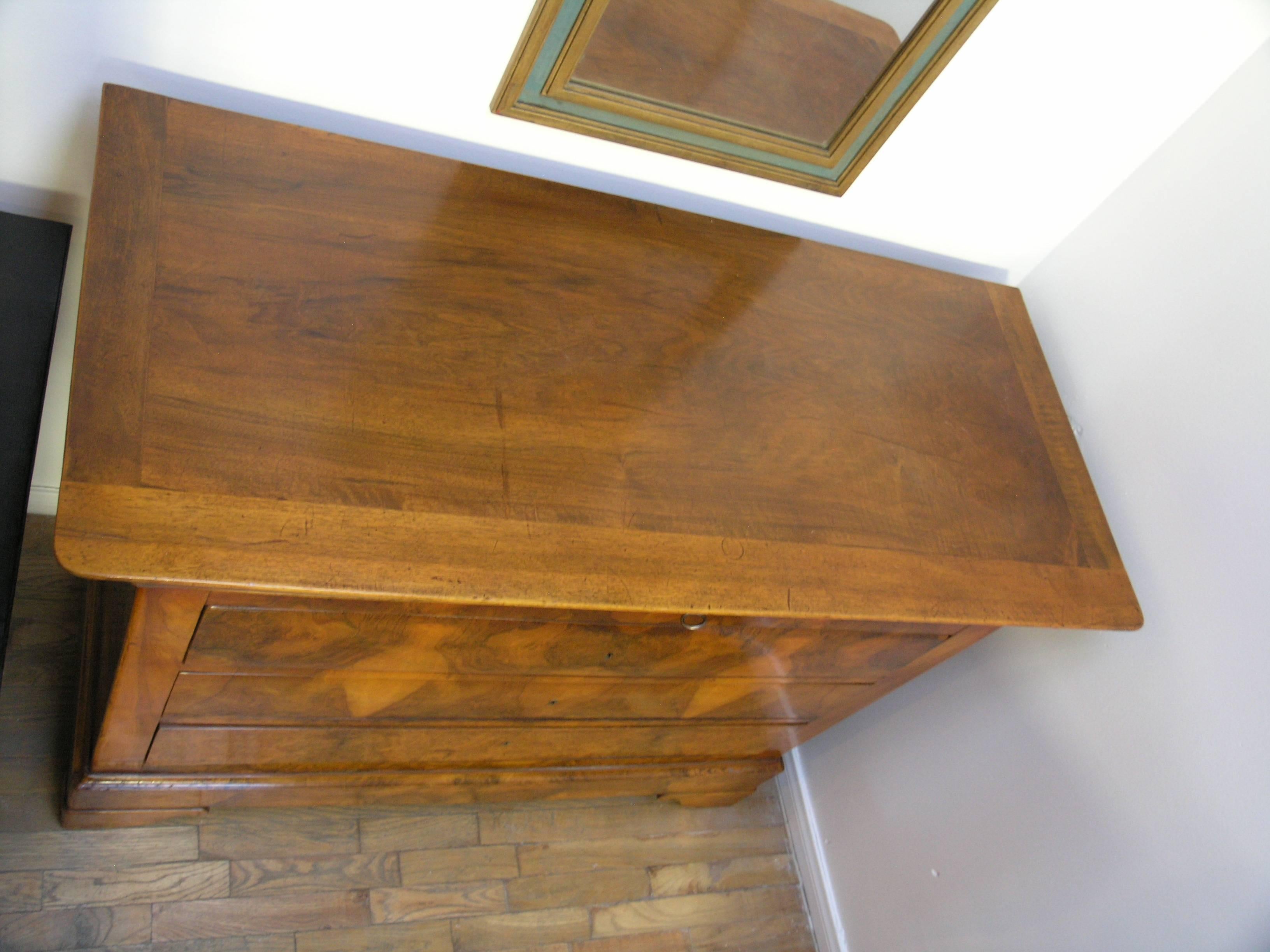 The rectangular top above an incurving narrow frieze drawer over three long drawers raised on bracket feet.