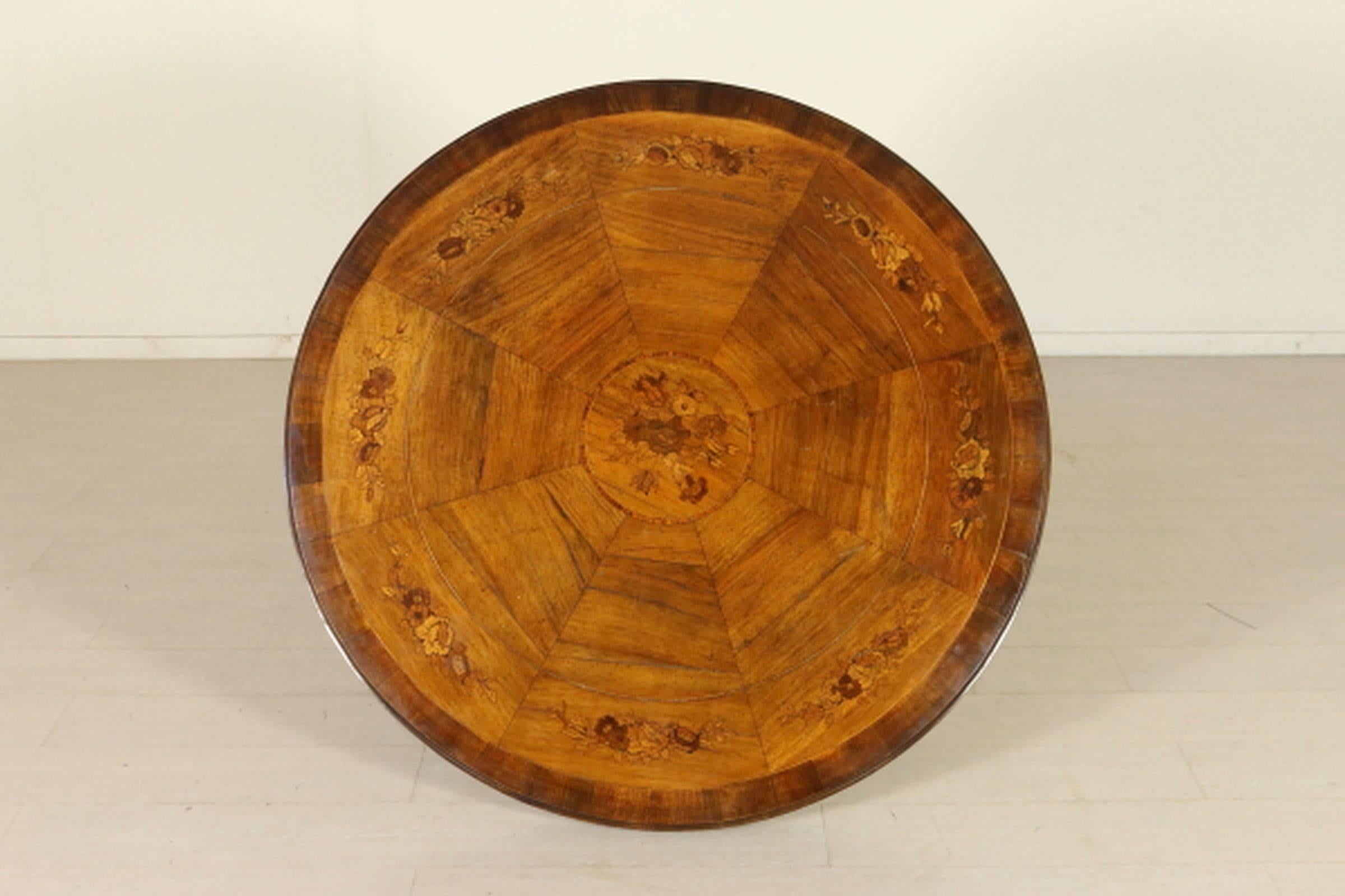 Circular marquetry top centered by an inlaid medallion raised on a tapered inlaid standard resting on a tripartite plinth base ending in bun feet.