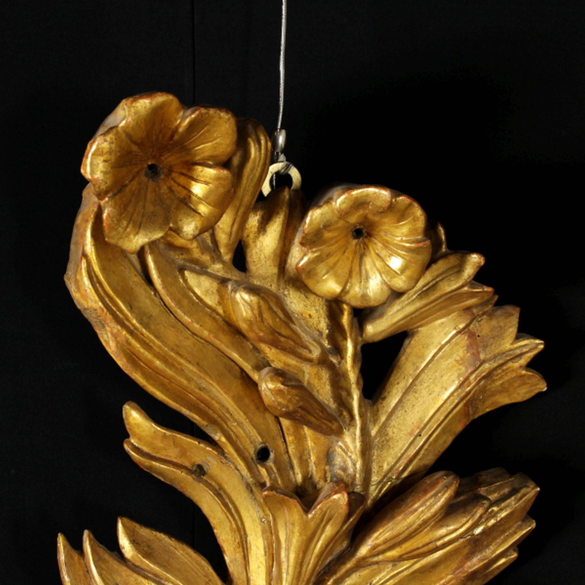 Carved Pair of Italian Giltwood and Tôle Sconces For Sale