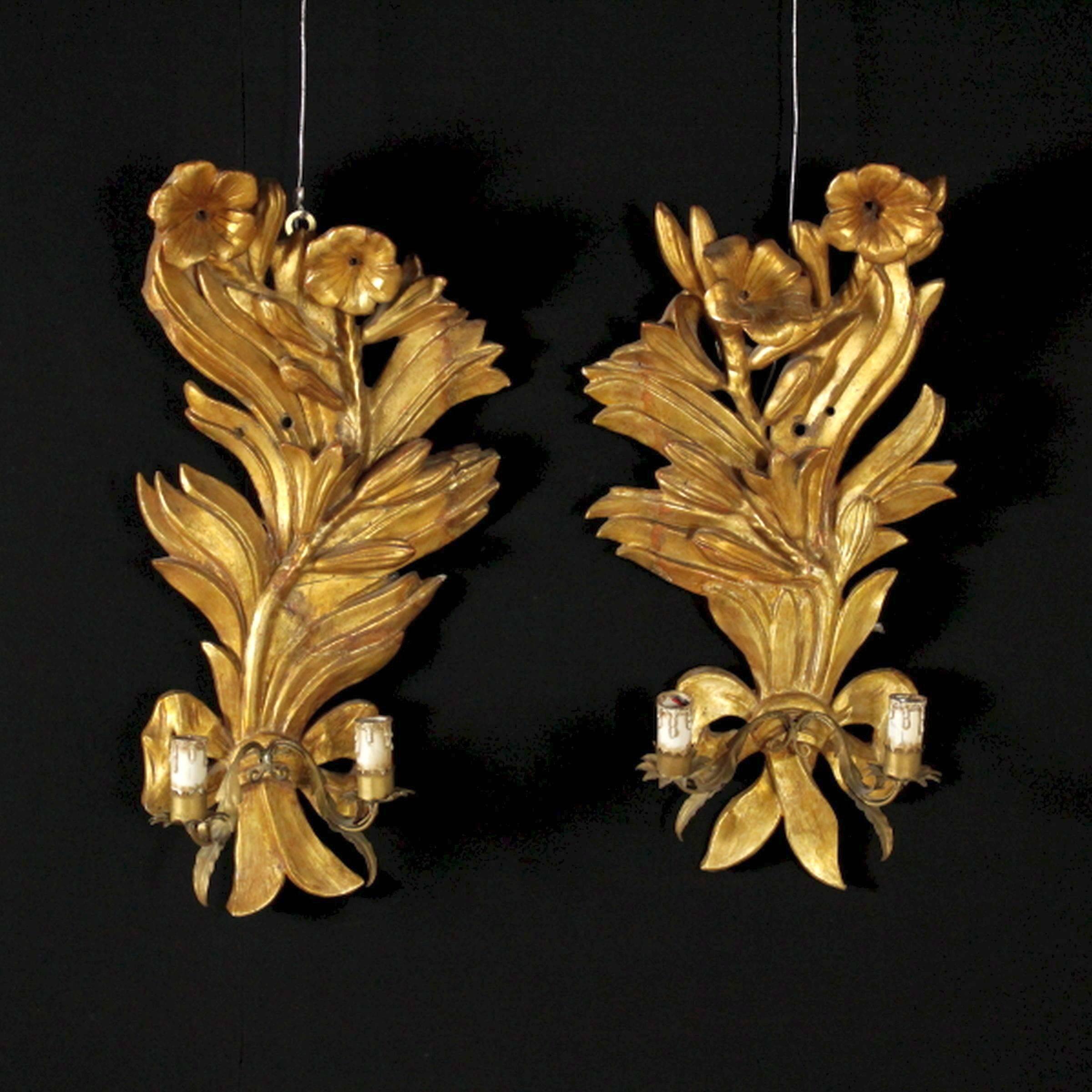 Pair of Italian Giltwood and Tôle Sconces In Excellent Condition For Sale In Los Angeles, CA