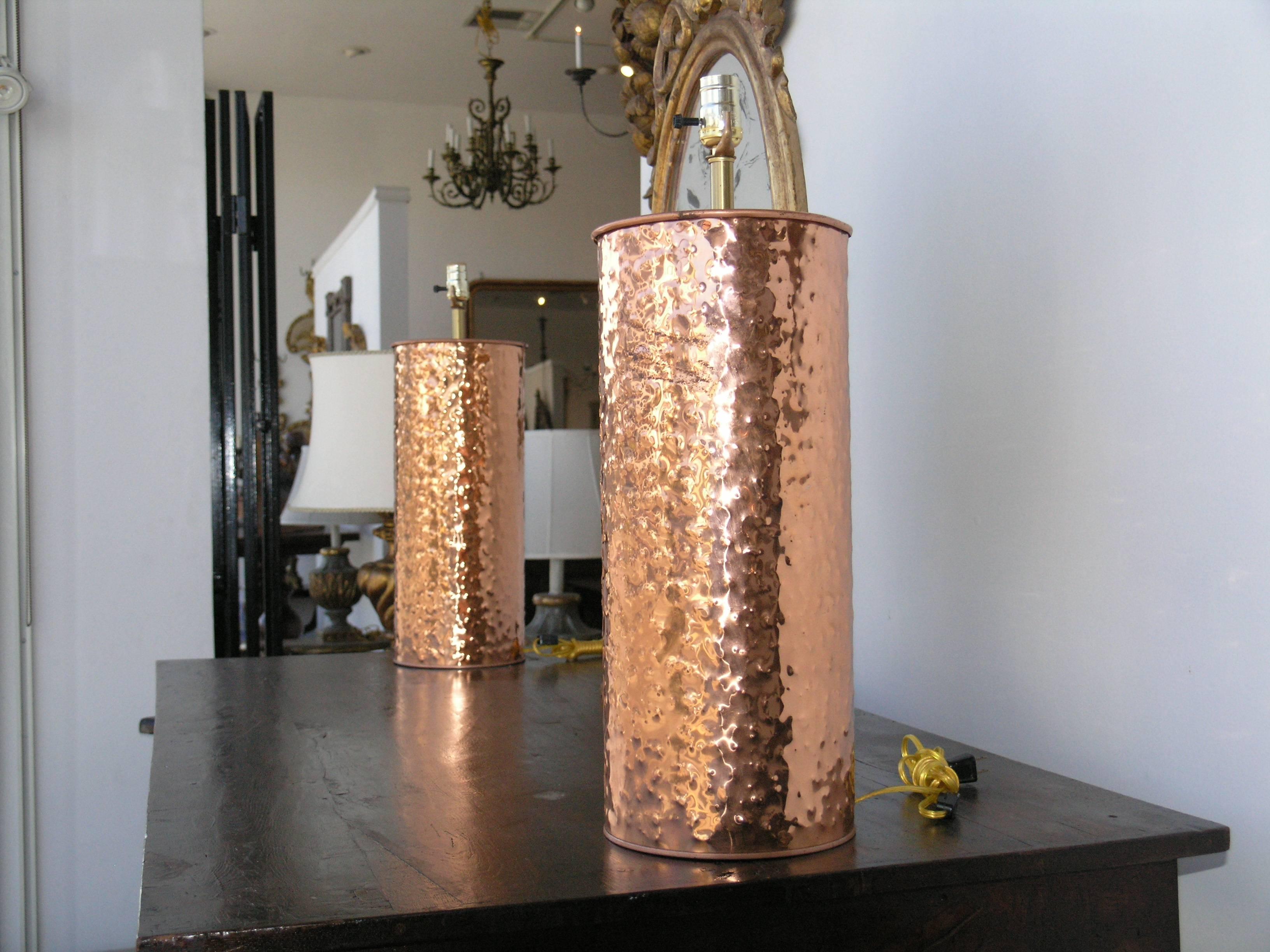 Italian Large Pair of Mid-century Hammered Copper Lamps For Sale