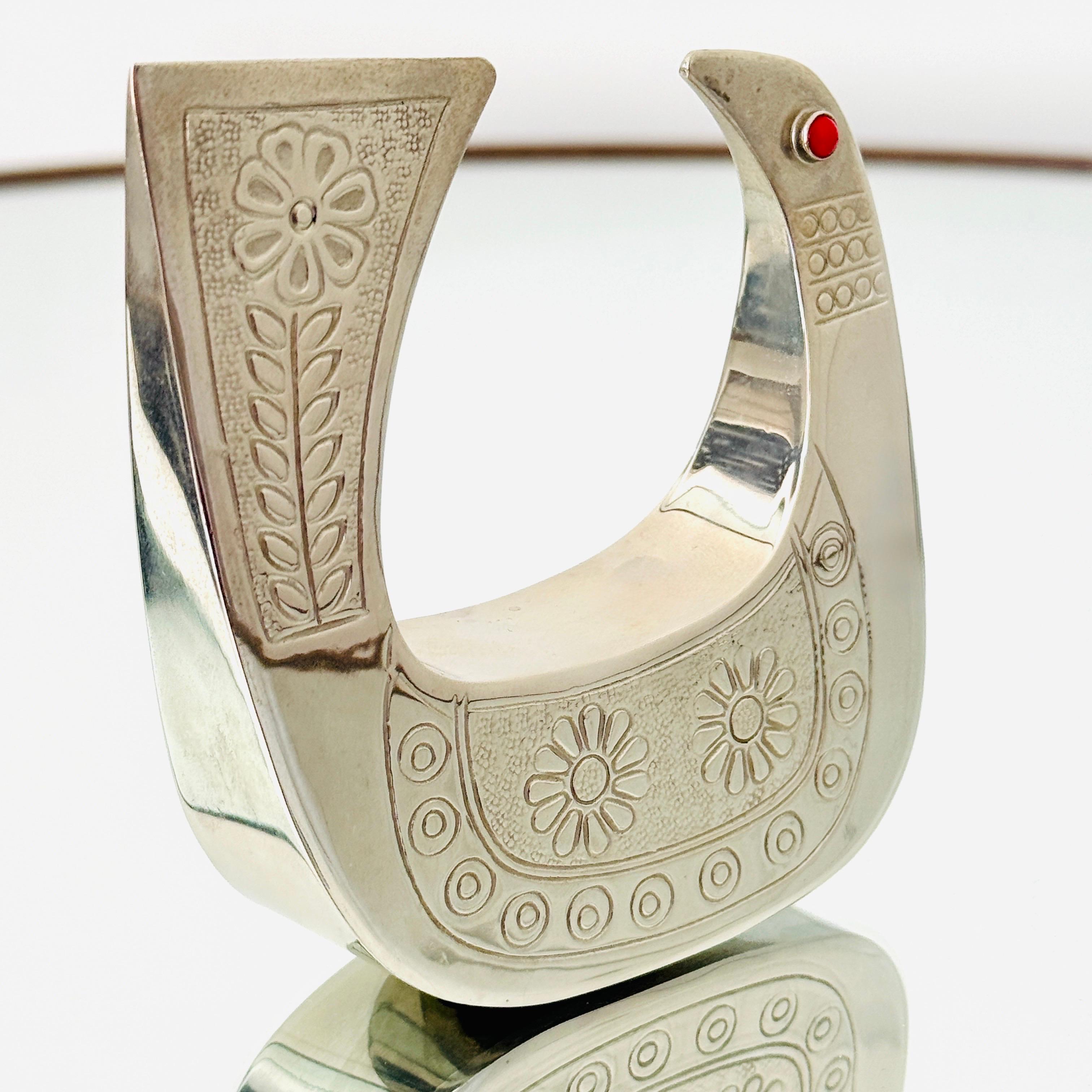 Mid-Century moderno Uccello in argento e corallo rosso di Joaquin Tinta, 1960 ca. in vendita