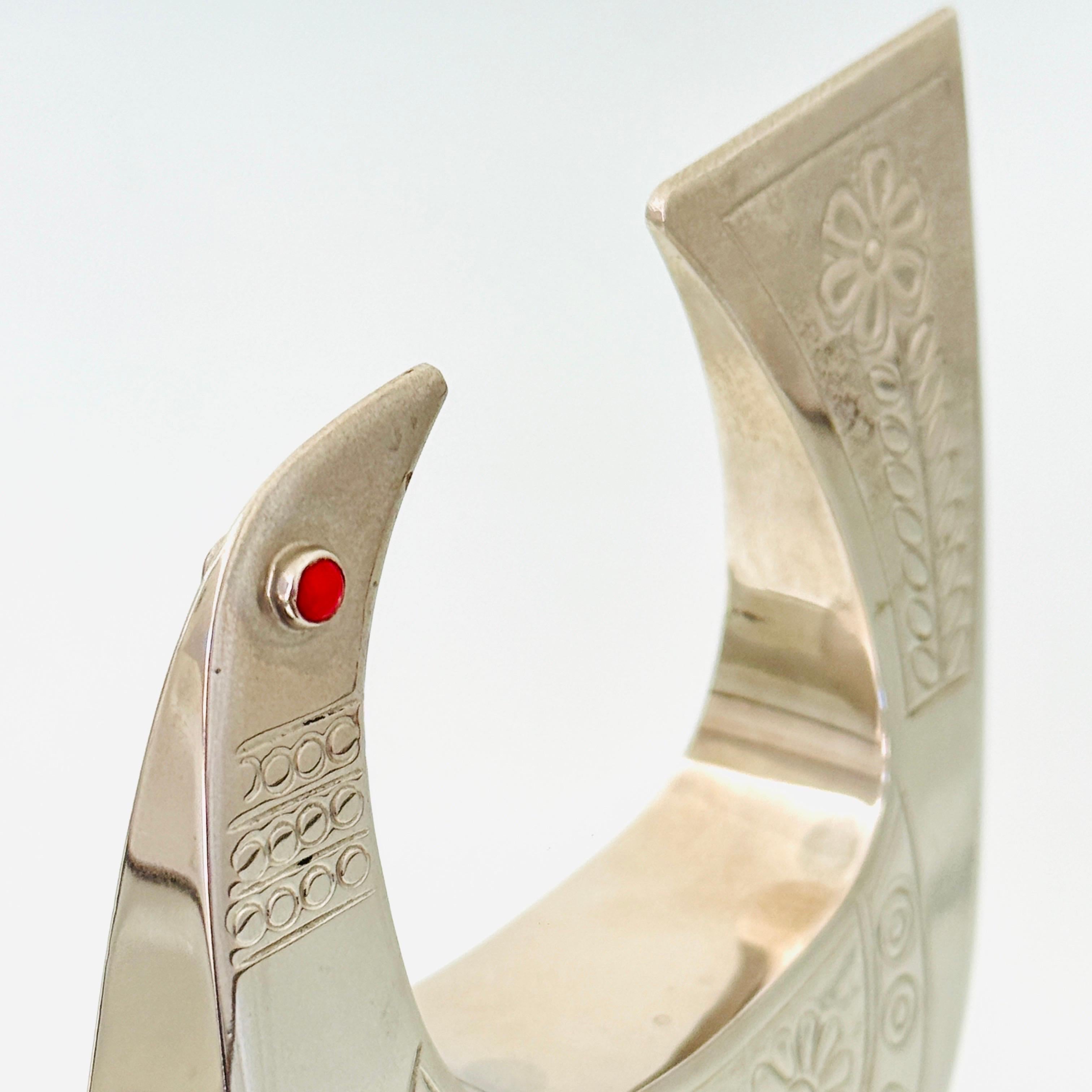Metà XX secolo Uccello in argento e corallo rosso di Joaquin Tinta, 1960 ca. in vendita