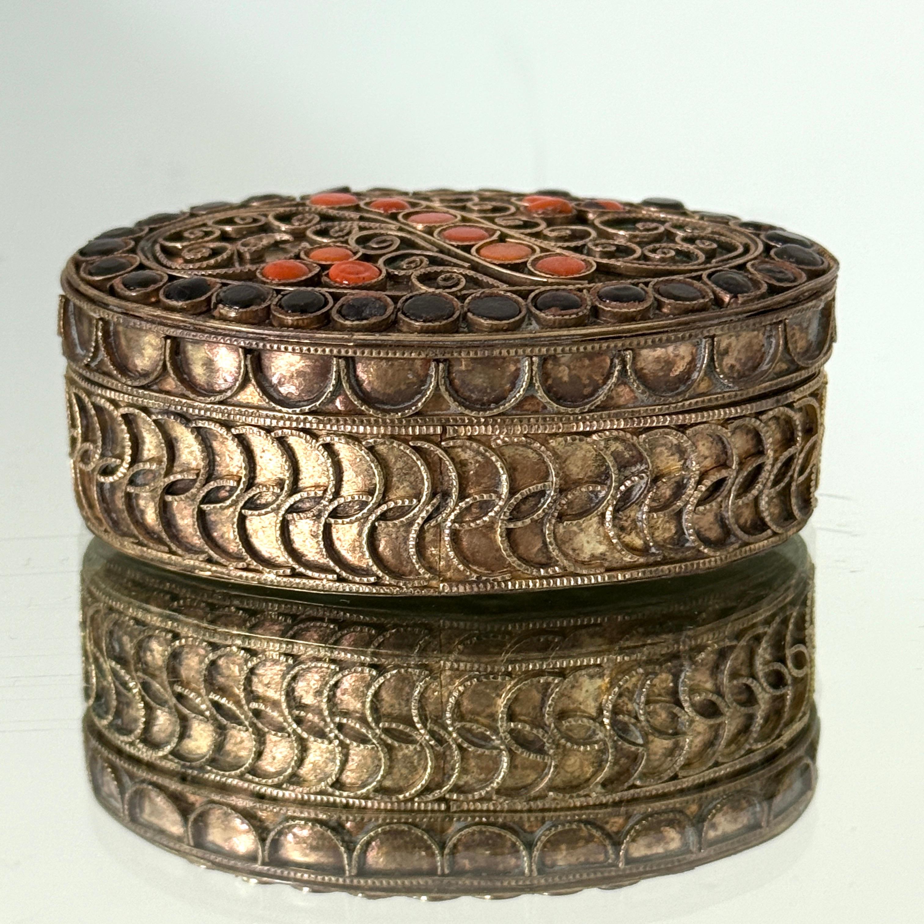 Mauresque Boîte tibétaine en filigrane Paisley en laiton avec incrustations de pierres précieuses, c.C. 1950 en vente