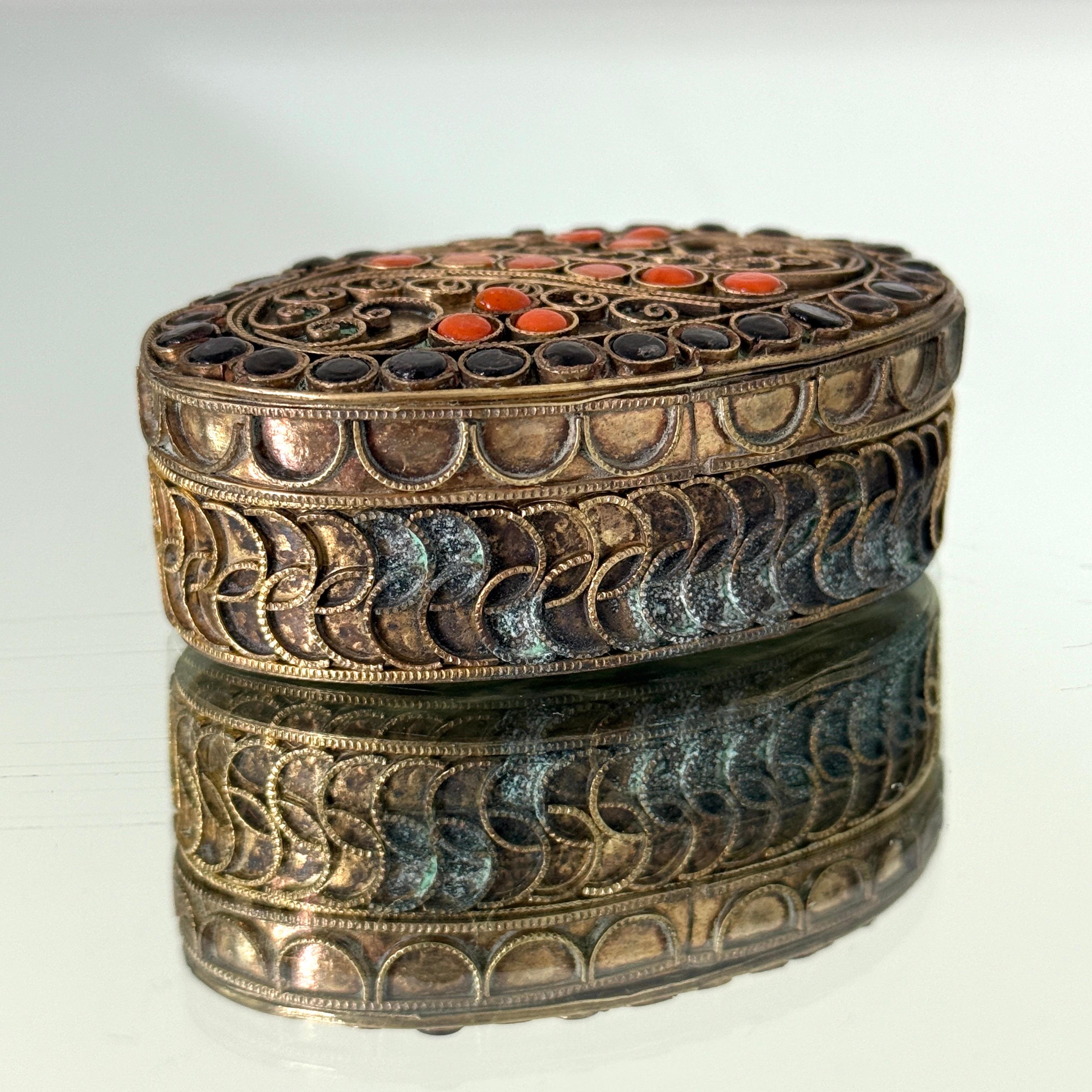 Tibétain Boîte tibétaine en filigrane Paisley en laiton avec incrustations de pierres précieuses, c.C. 1950 en vente