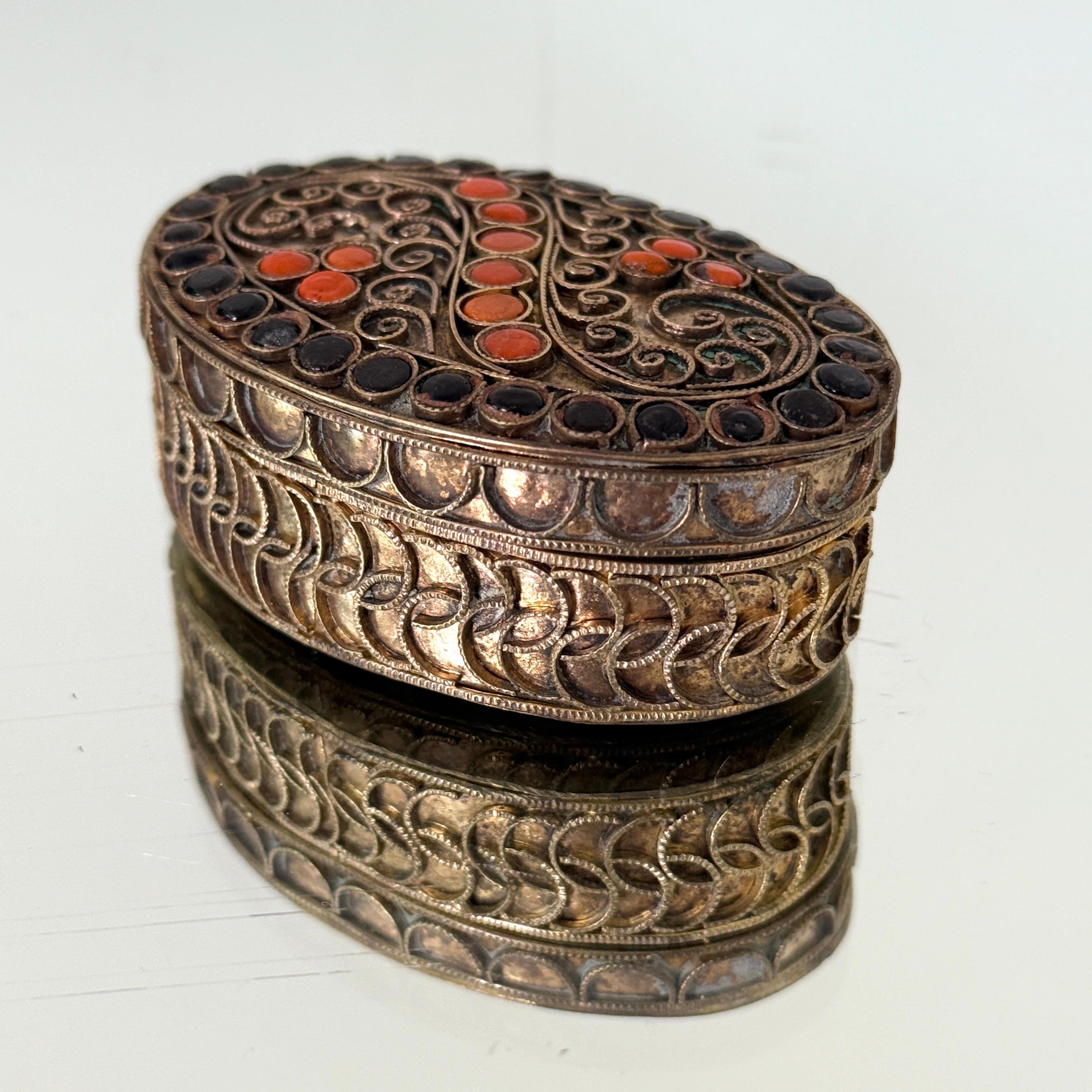 Milieu du XXe siècle Boîte tibétaine en filigrane Paisley en laiton avec incrustations de pierres précieuses, c.C. 1950 en vente