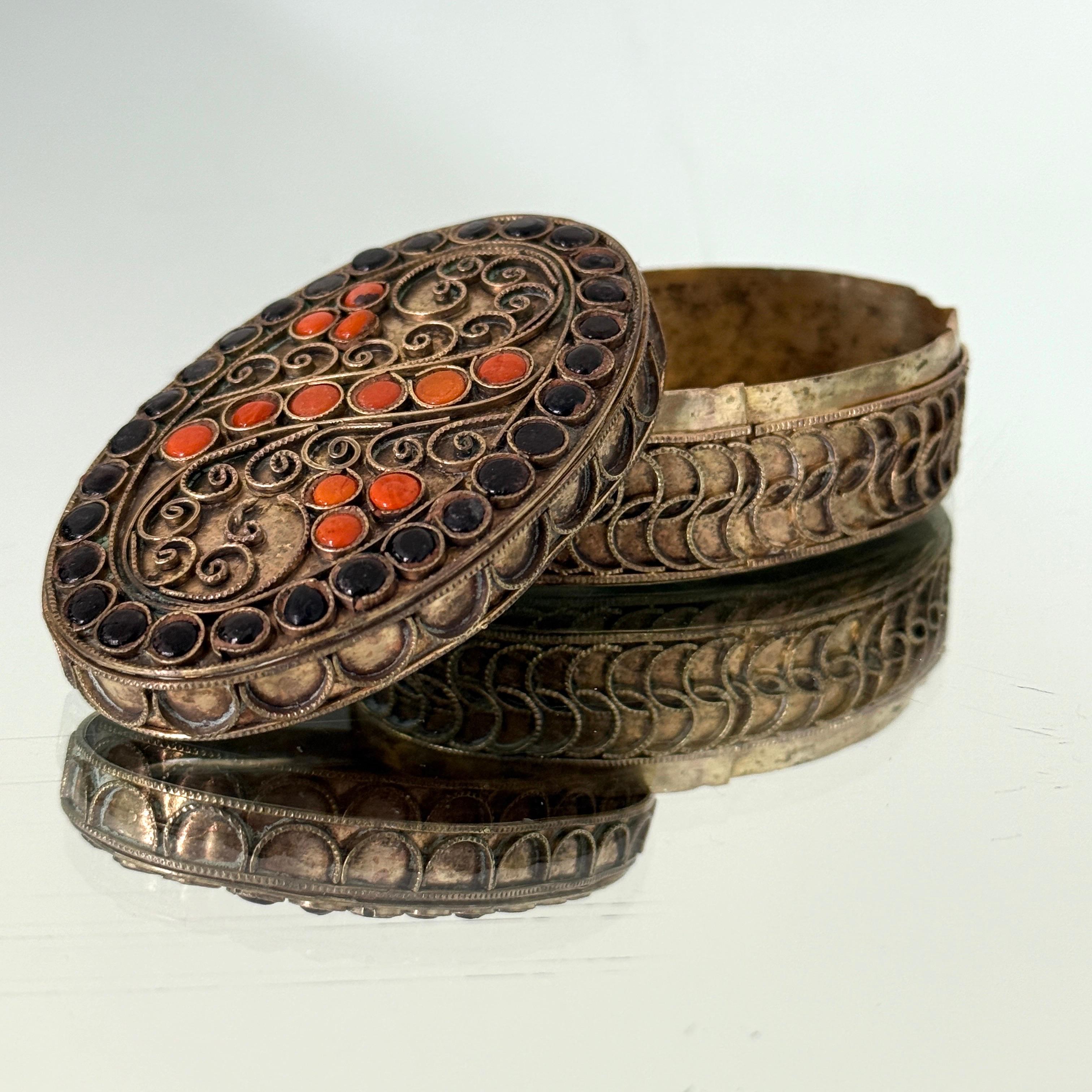 Sculpté à la main Boîte tibétaine en filigrane Paisley en laiton avec incrustations de pierres précieuses, c.C. 1950 en vente