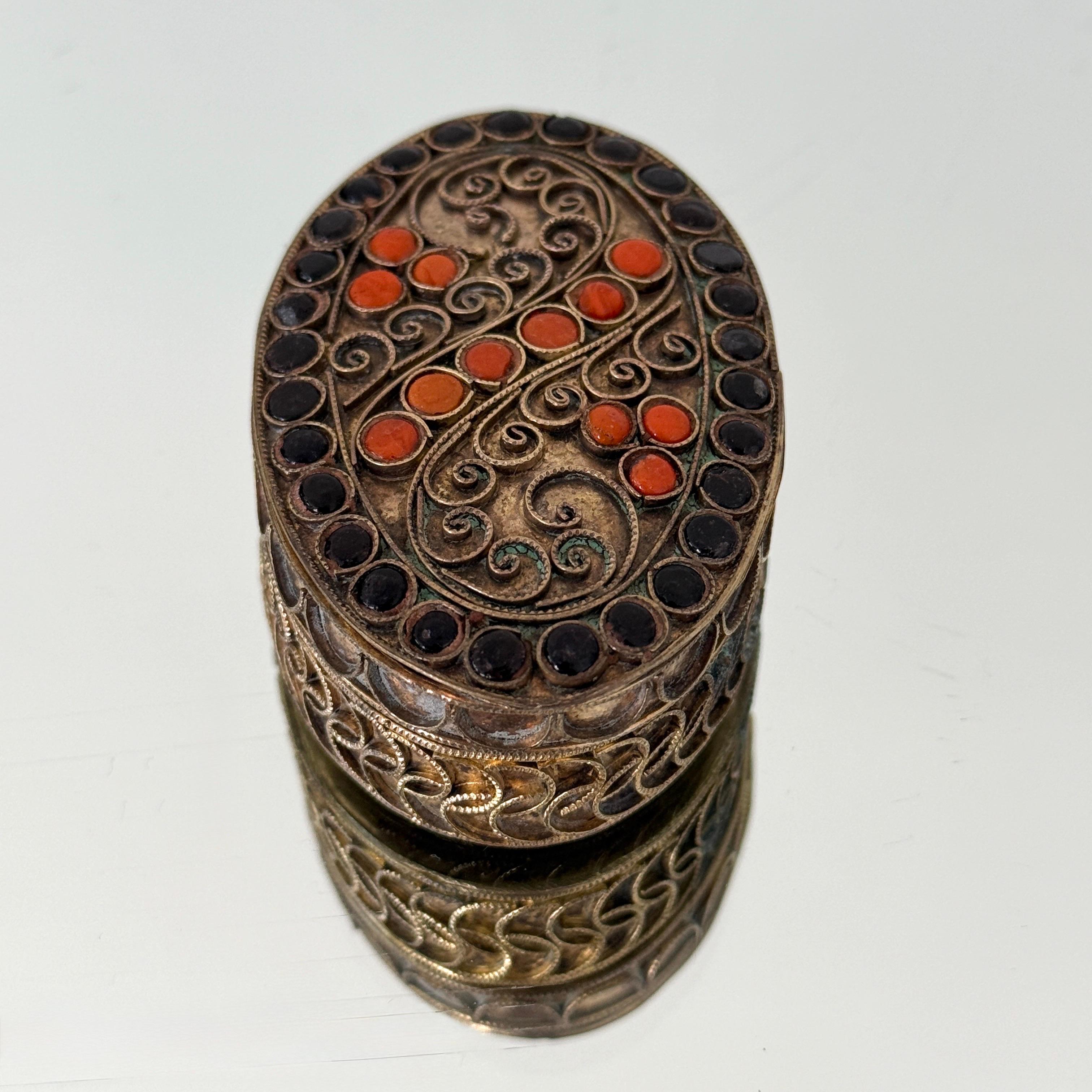 Boîte tibétaine en filigrane Paisley en laiton avec incrustations de pierres précieuses, c.C. 1950 Bon état - En vente à Fort Lauderdale, FL