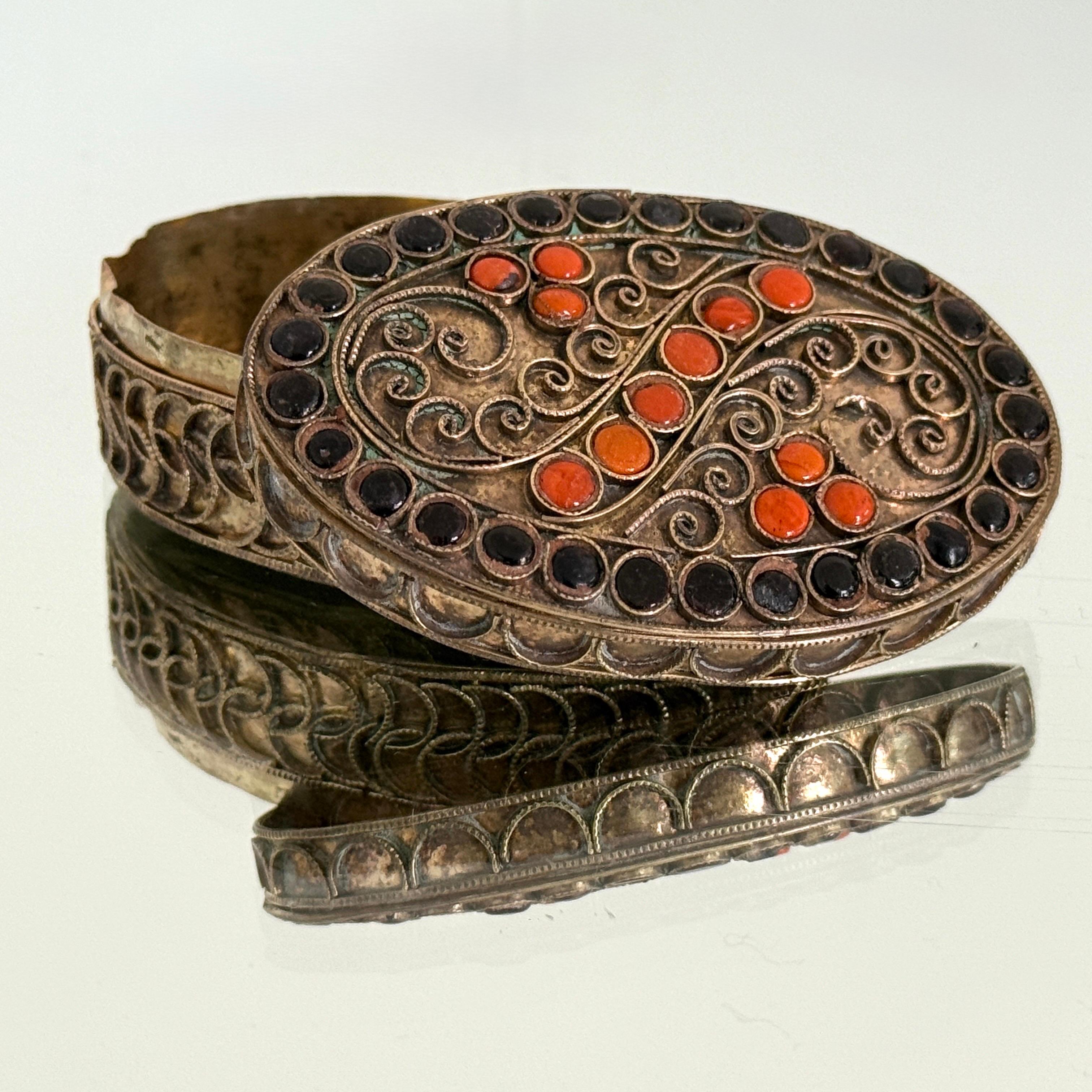 Métal Boîte tibétaine en filigrane Paisley en laiton avec incrustations de pierres précieuses, c.C. 1950 en vente