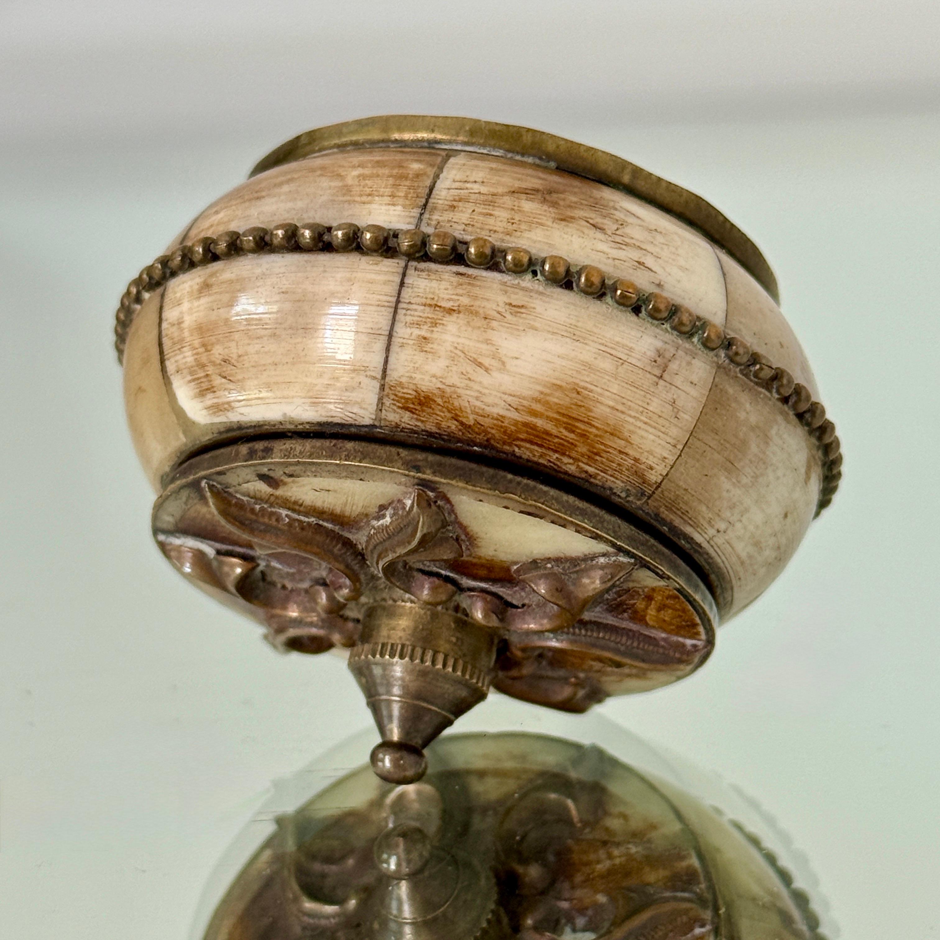 Marokkanische Schmuckschatulle aus Knochen und gehämmertem Messing, ca. 1950 im Zustand „Gut“ im Angebot in Fort Lauderdale, FL