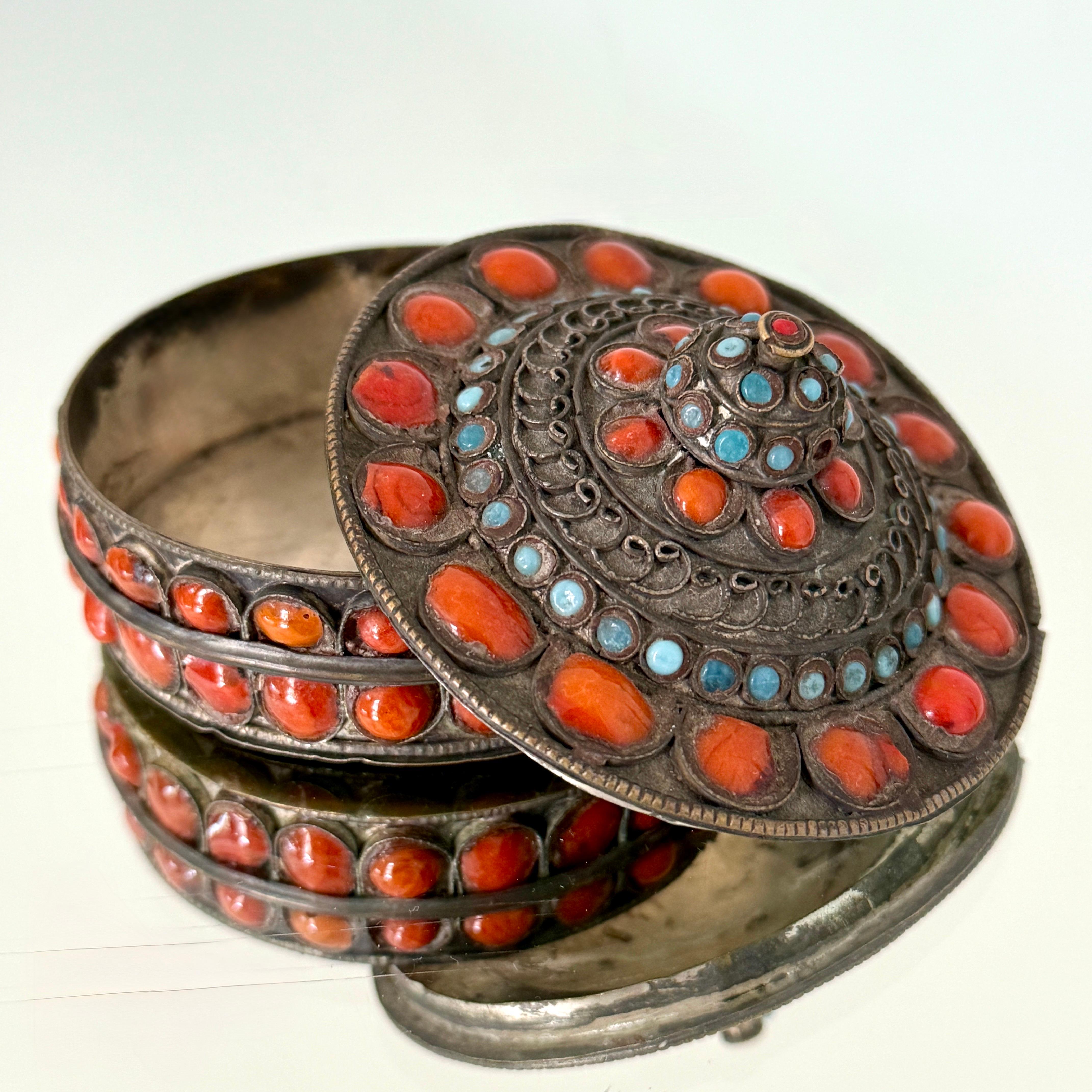 Metallo Scatola tibetana in filigrana d'argento con intarsi in turchese e corallo, anni '50 ca. in vendita