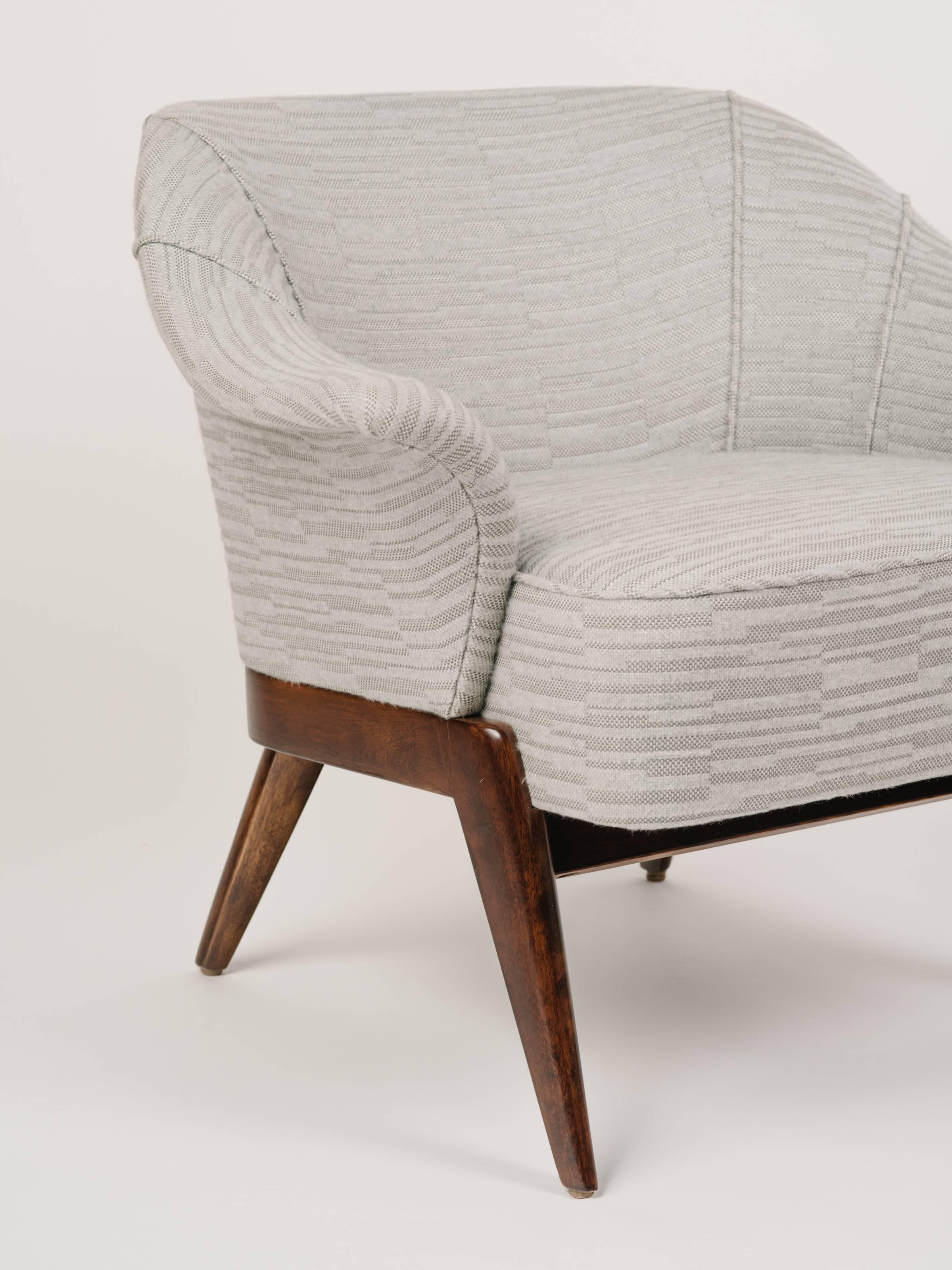Mid-20th Century 1940s Hollywood Swan Chair in Embossed Woven Wool and Dark Maple