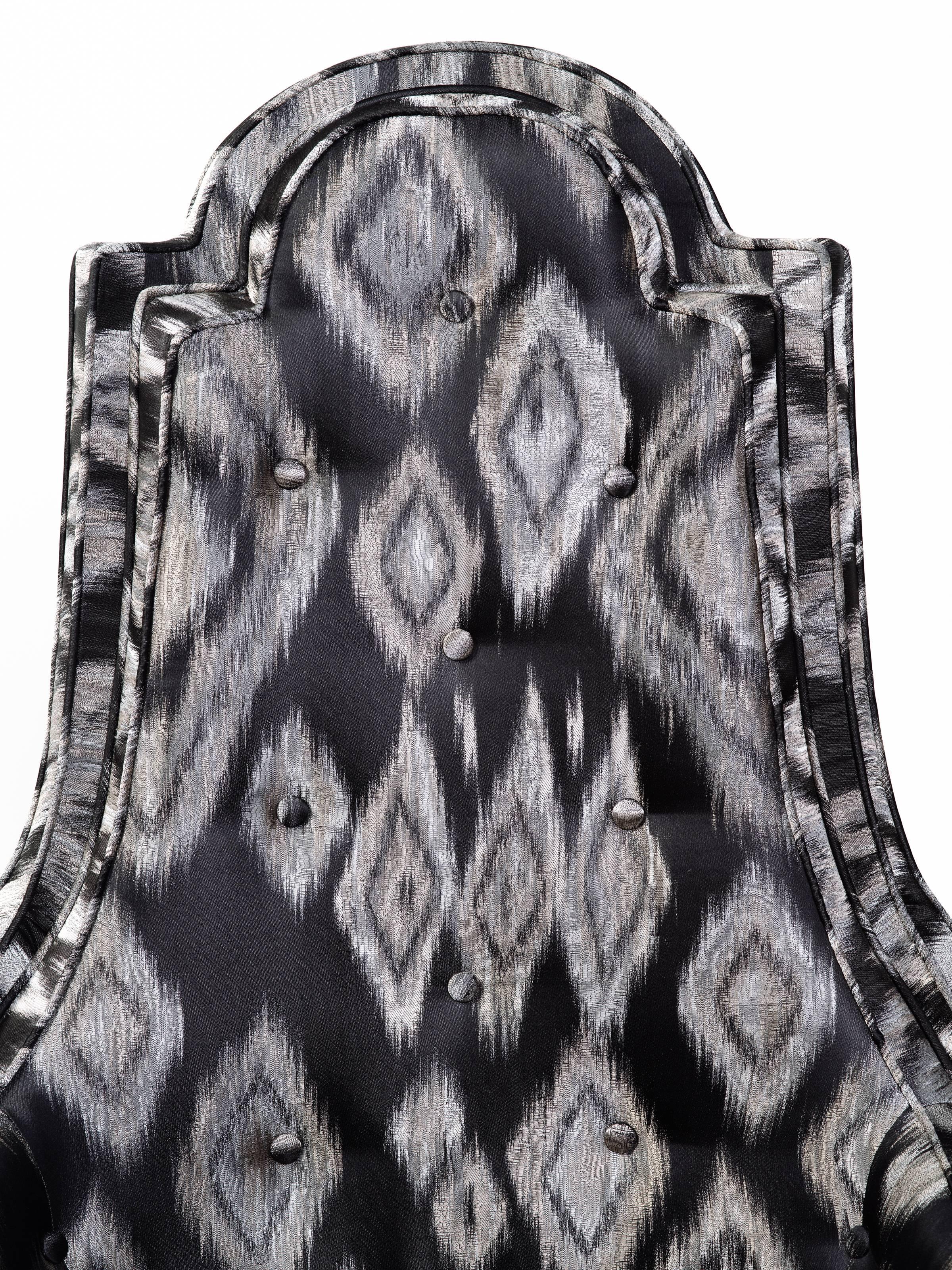 Pair of Hollywood Regency Lounge Chairs in Graphic Ikat Silk, c. 1960's en venta 3