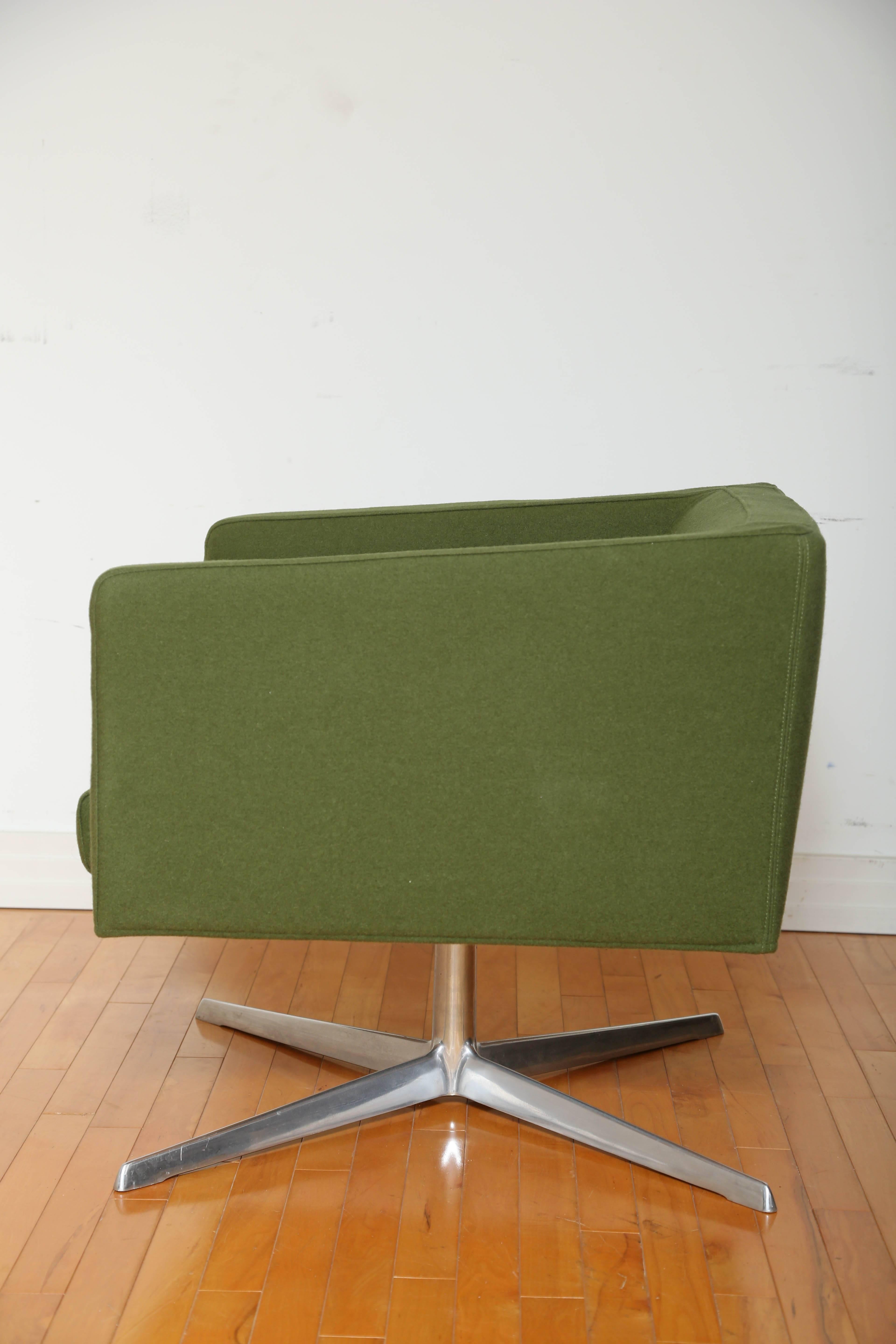 Contemporary Mid-Century Modern Style Swivel Lounge Chair by Verzelloni