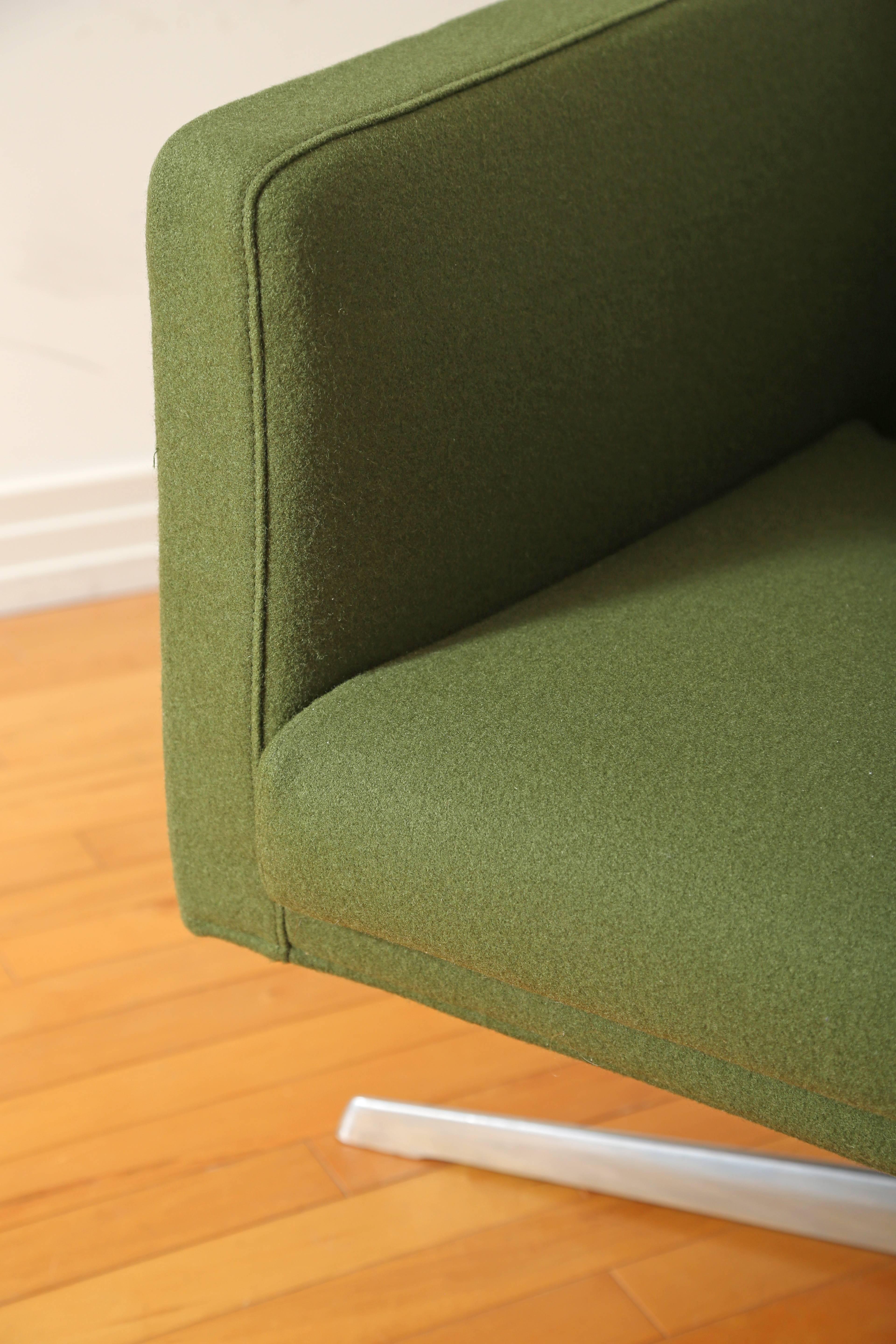 Wool Mid-Century Modern Style Swivel Lounge Chair by Verzelloni