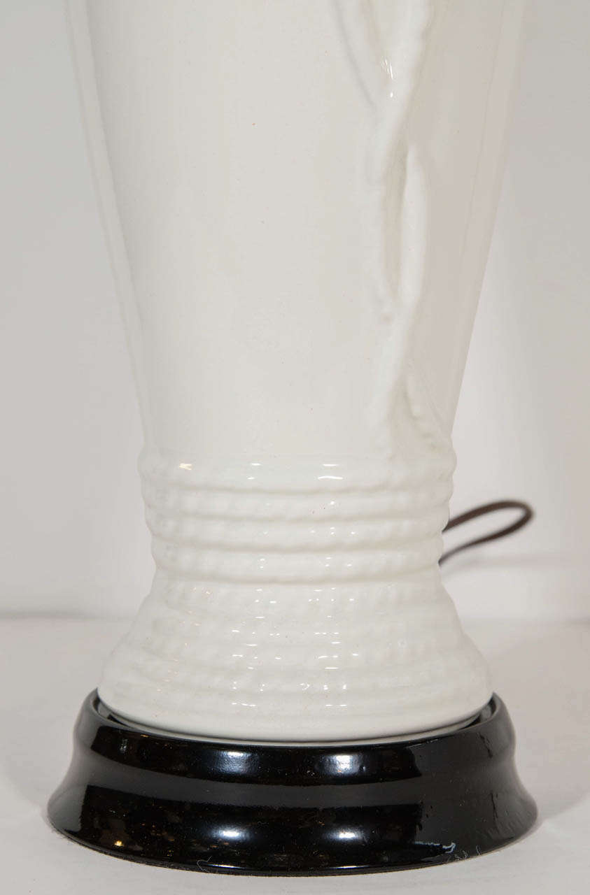 Paire de lampes en porcelaine Hollywood Regency avec motif de corde et de glands en vente 1