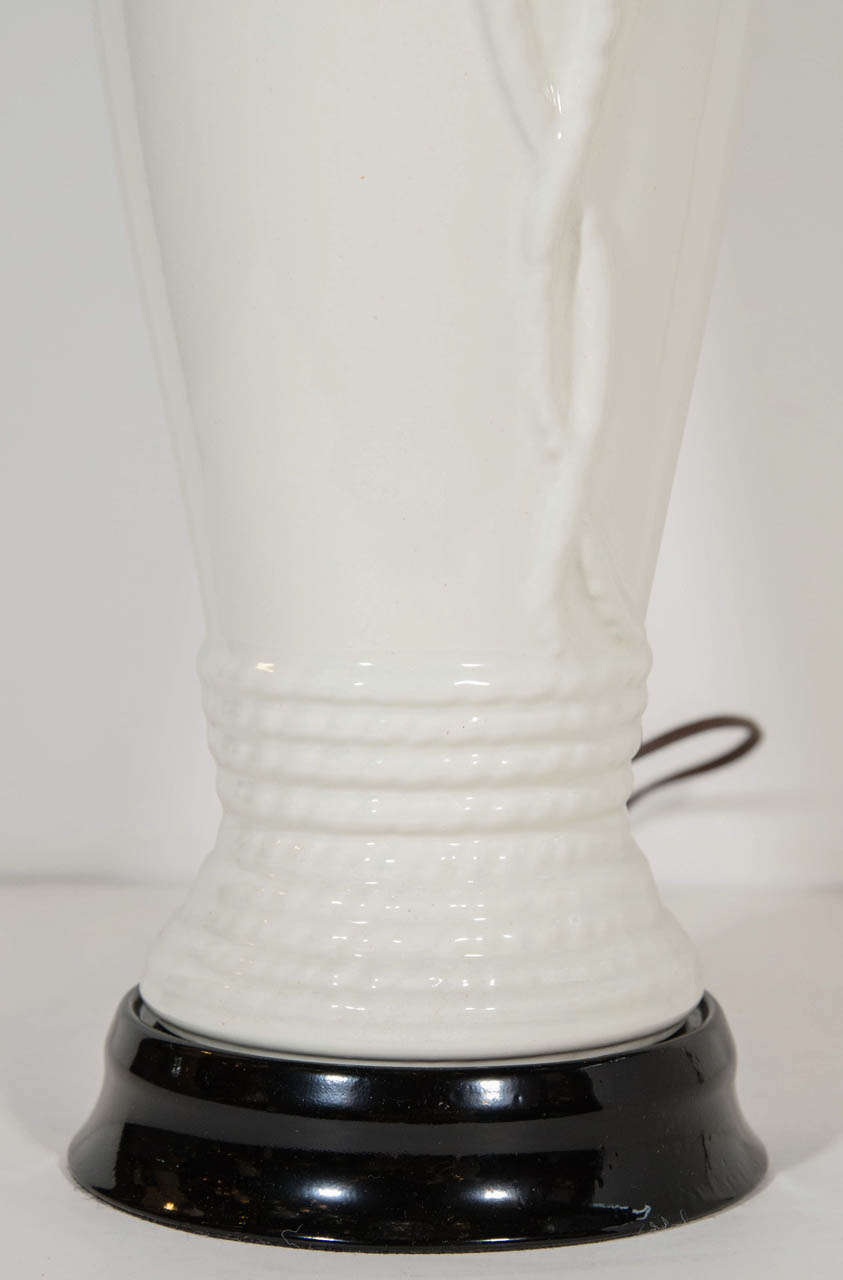 Coppia di lampade in porcellana Hollywood Regency con disegno di corde e nappe in vendita 1