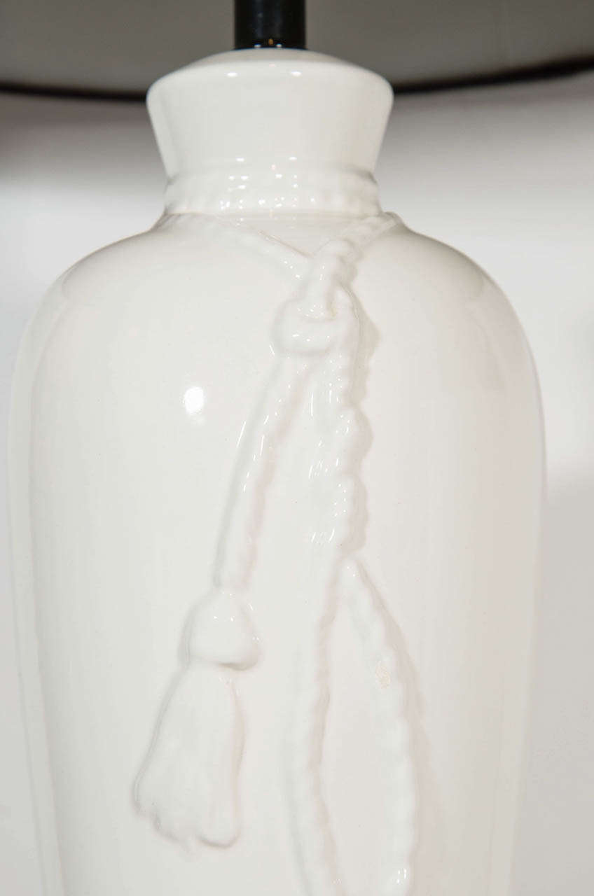 Milieu du XXe siècle Paire de lampes en porcelaine Hollywood Regency avec motif de corde et de glands en vente