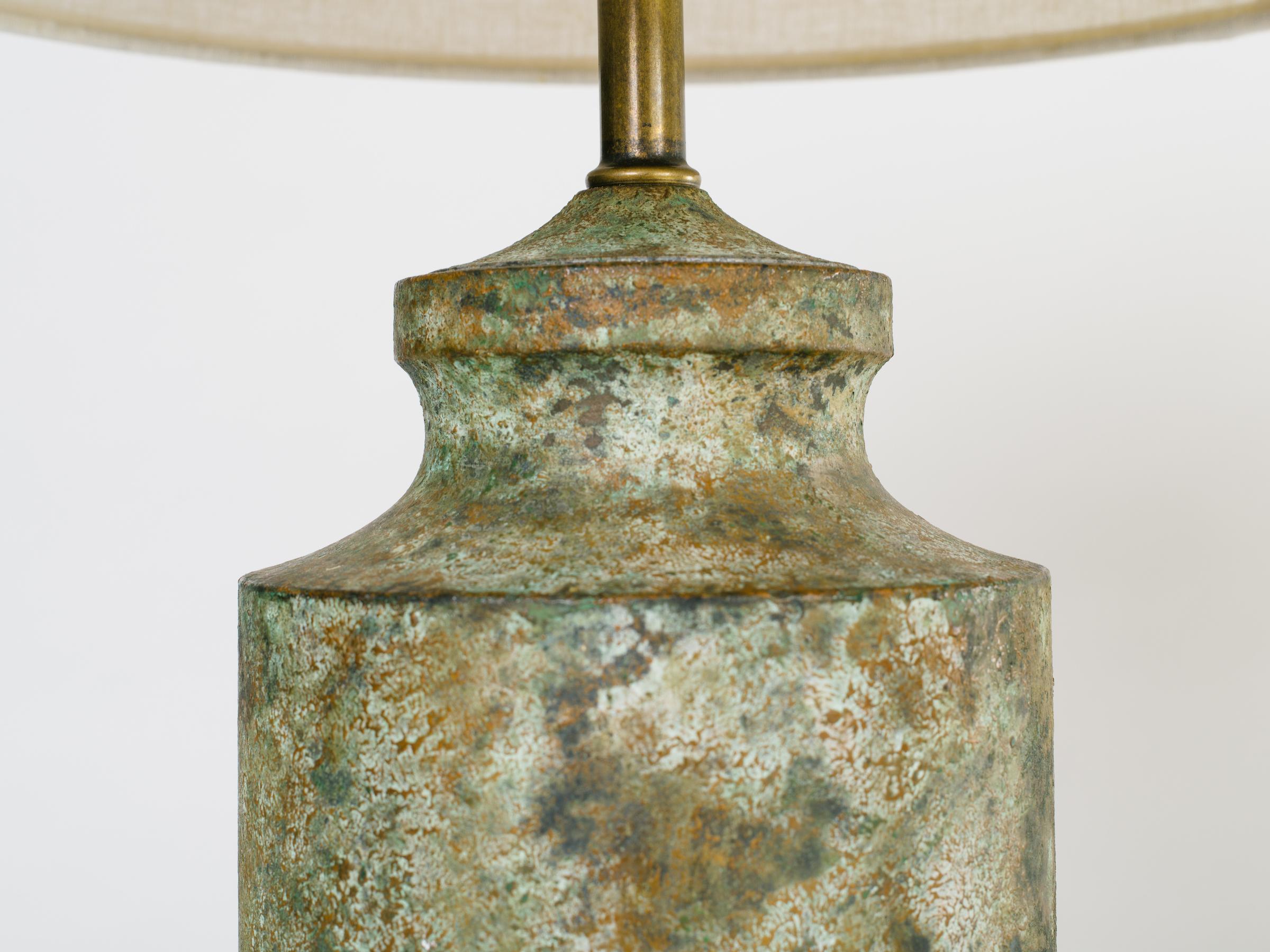 Pair of Mid-Century Modern Brutalist Lamps in Distressed Oxidized Metal In Excellent Condition In Fort Lauderdale, FL