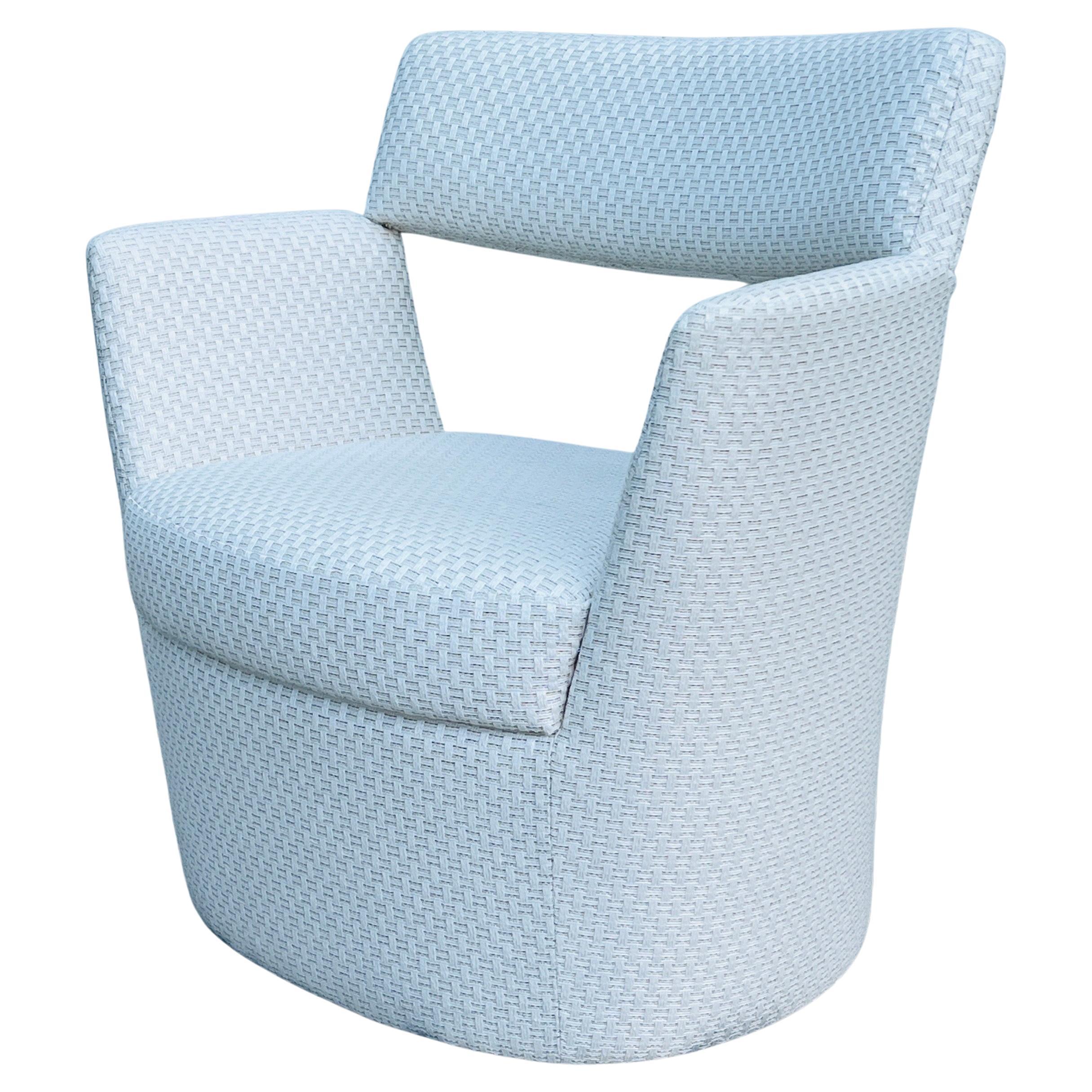 Zeitgenössischer Sessel, entworfen von Goncalo Compos für Pierre Frey. Der modernistische Stuhl hat eine hängende Rückenlehne mit grafischen, kantigen Linien auf einem runden Sockel. Vollständig gepolstert mit Sete Chaux von Pierre Frey, einem
