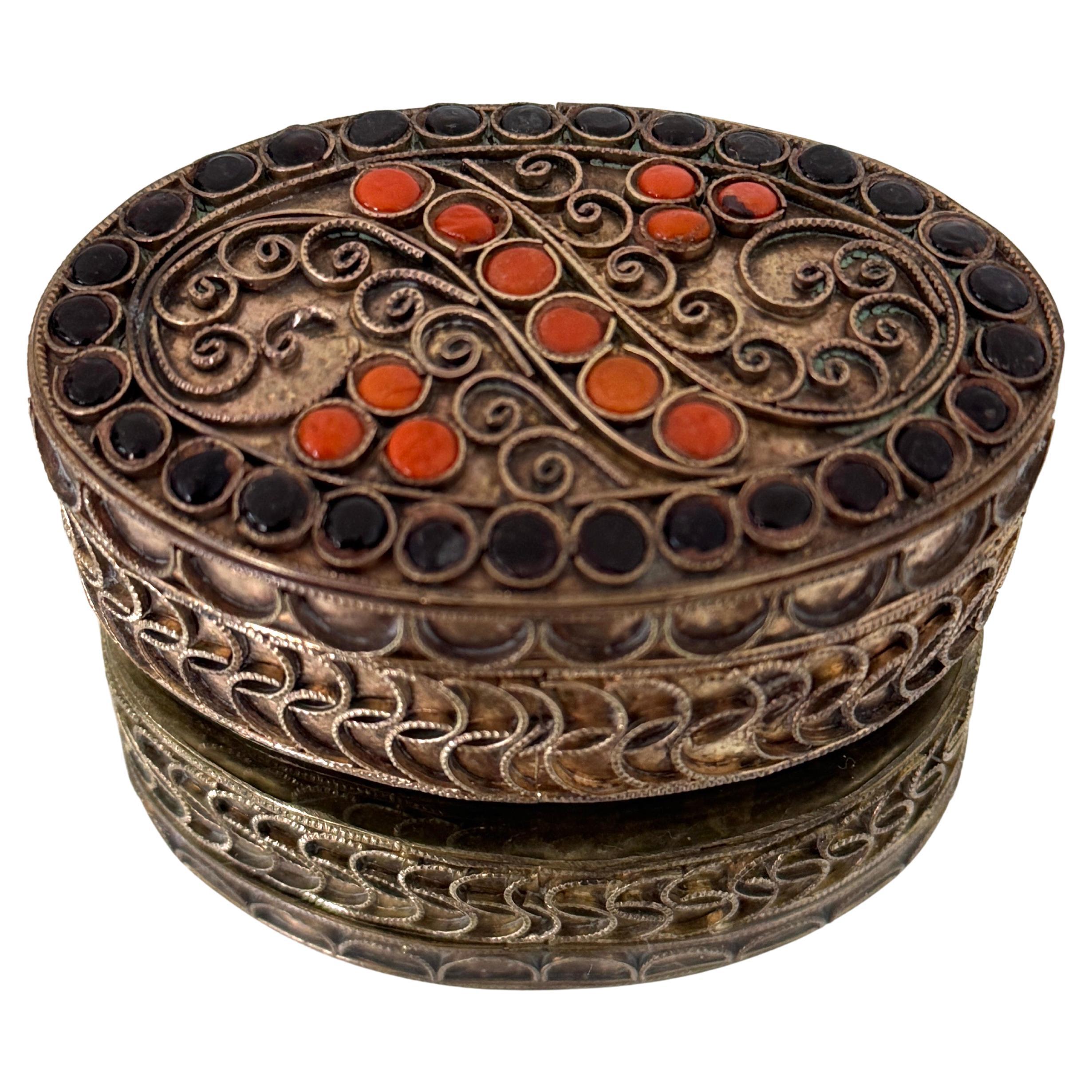 Scatola tibetana in filigrana Paisley in ottone con intarsi di pietre preziose, 1950 ca.