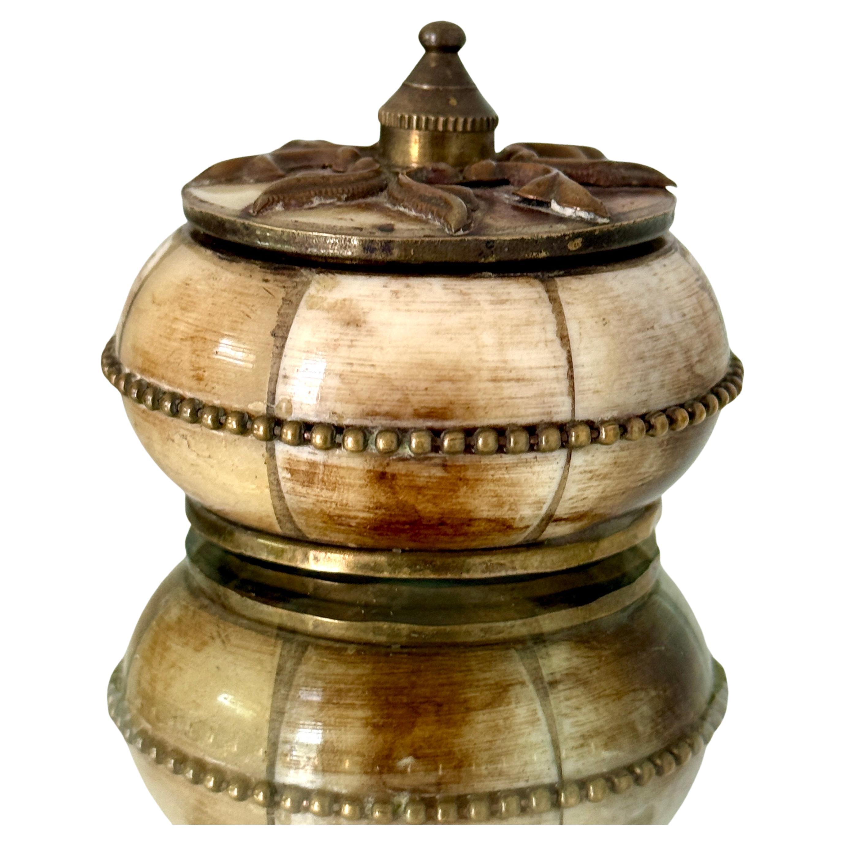 Marokkanische Schmuckschatulle aus Knochen und gehämmertem Messing, ca. 1950 im Angebot