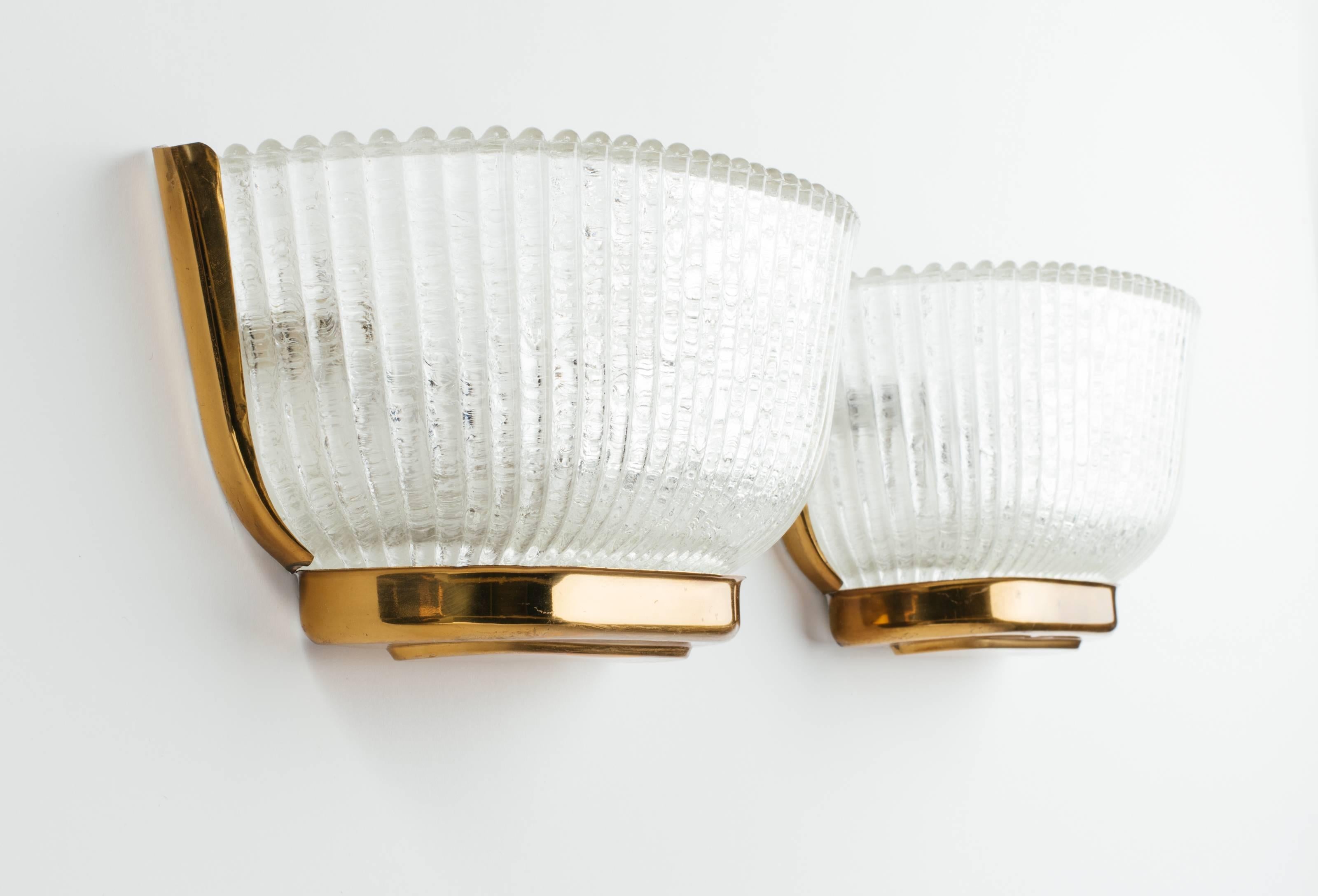 Hollywood Regency Pair of Mid-Century Modern Fluted Glass Sconces by Archemide Seguso