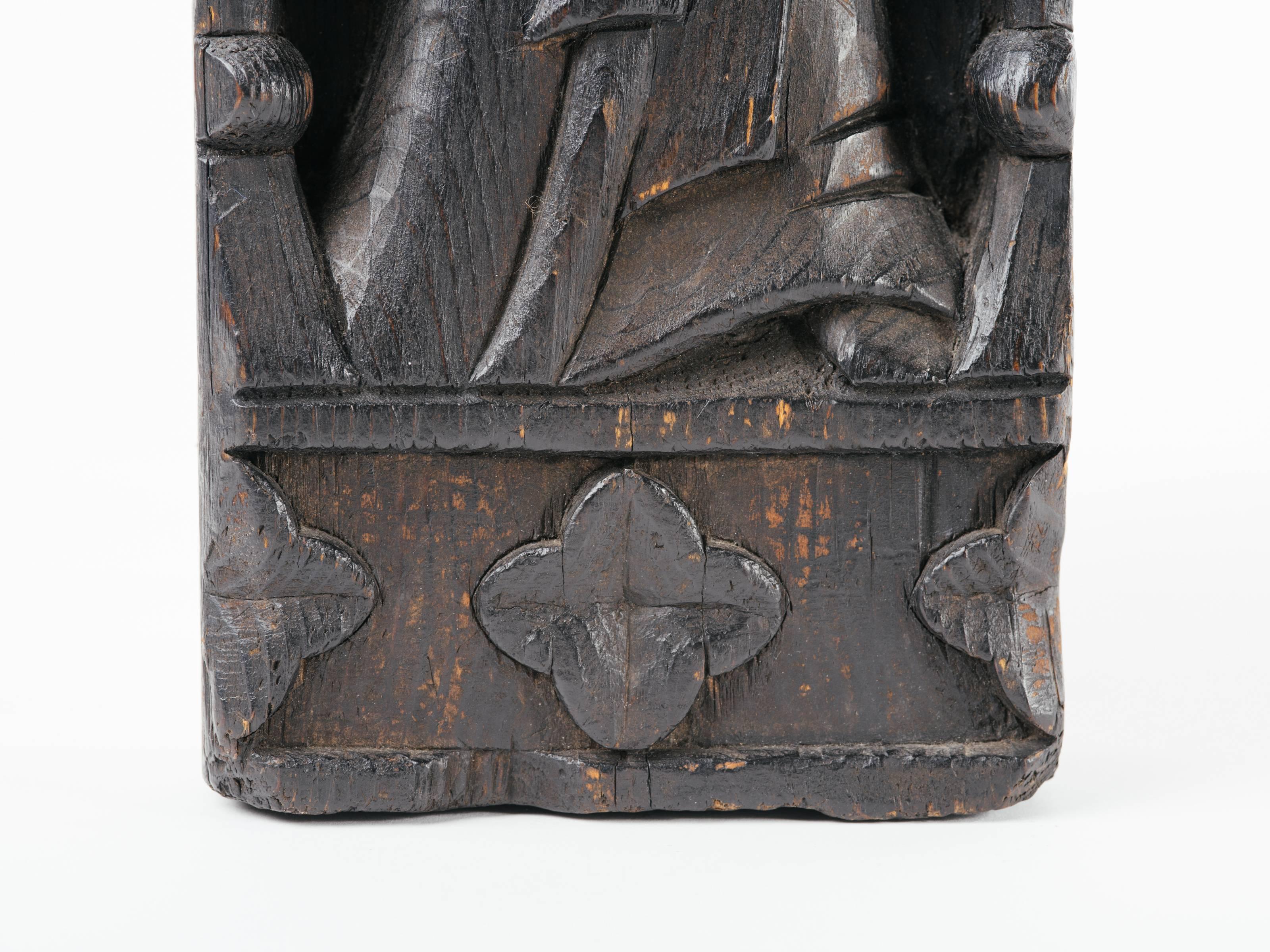 Victorian Monolith Wood Carving of Madonna and Child, Early 20th C.  In Good Condition In Fort Lauderdale, FL