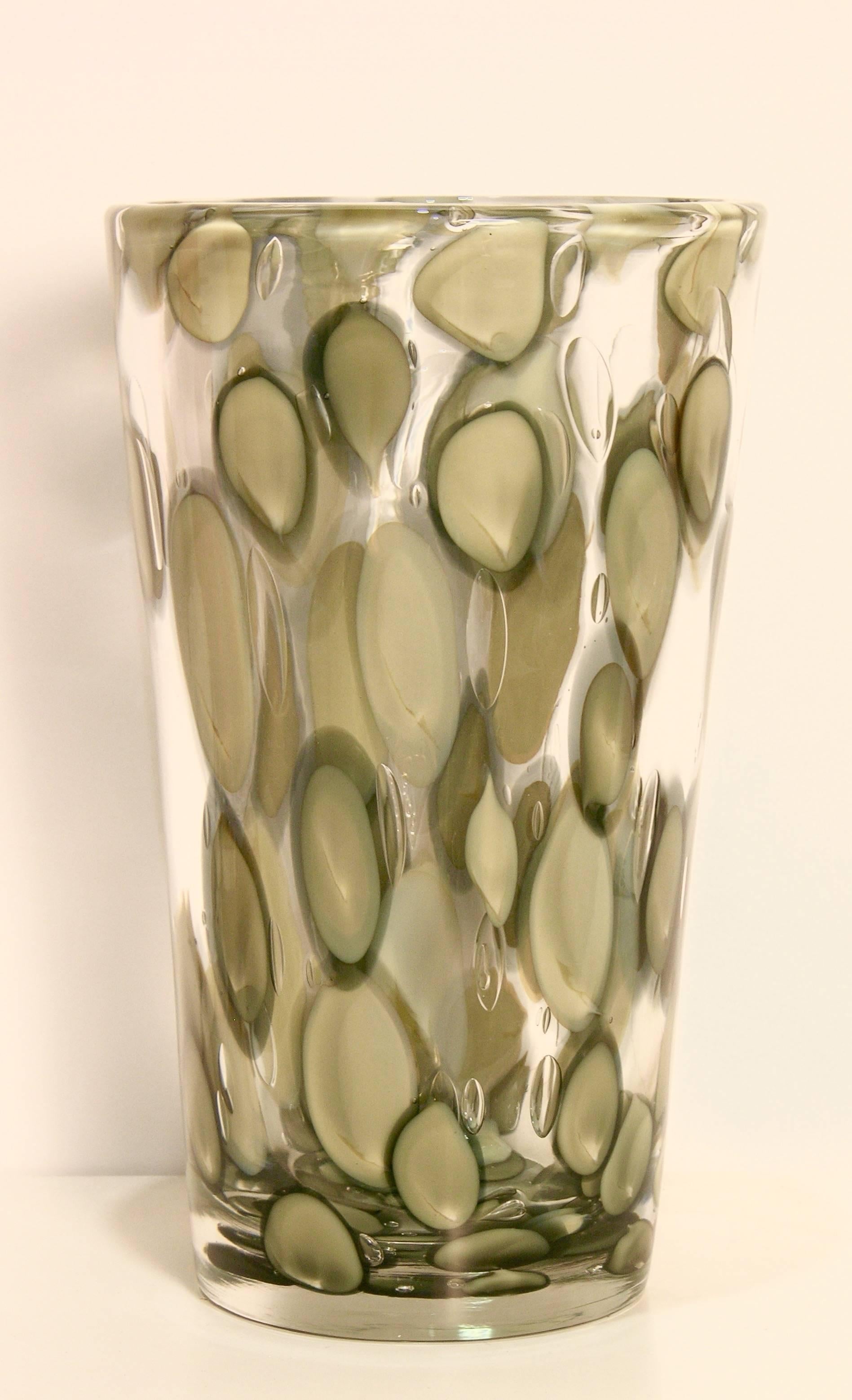 A very chic important creation signed by Pino Signoretto, considered one of the greatest glass blowers and associated to many Artworks by Dale Chihuly, the body is worked with spots in a very rare and elegant gray/cream color, some with a black