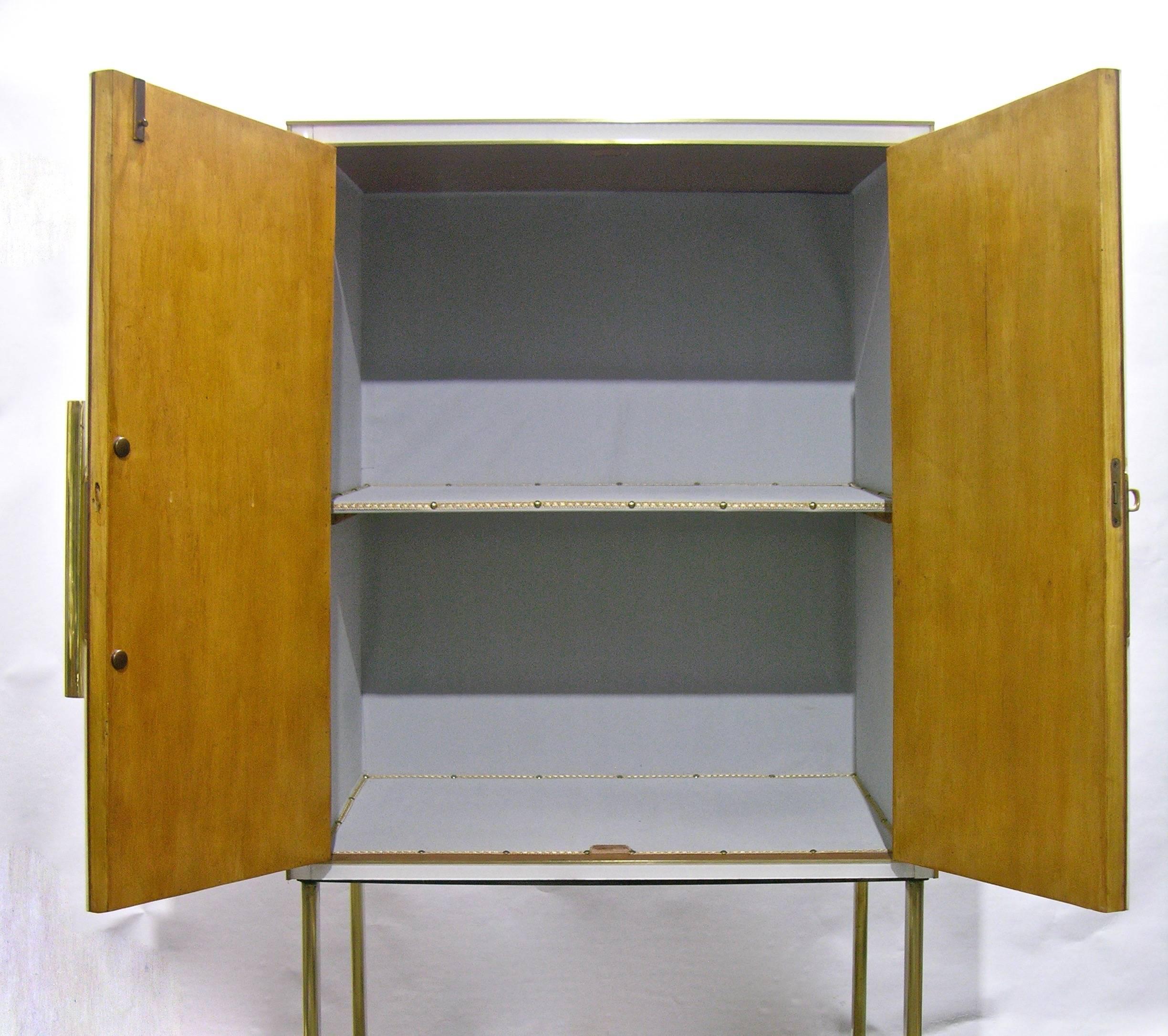 Modern Italian Pair of Cream and Gold Glass Cabinets / Dry Bars In Excellent Condition In New York, NY