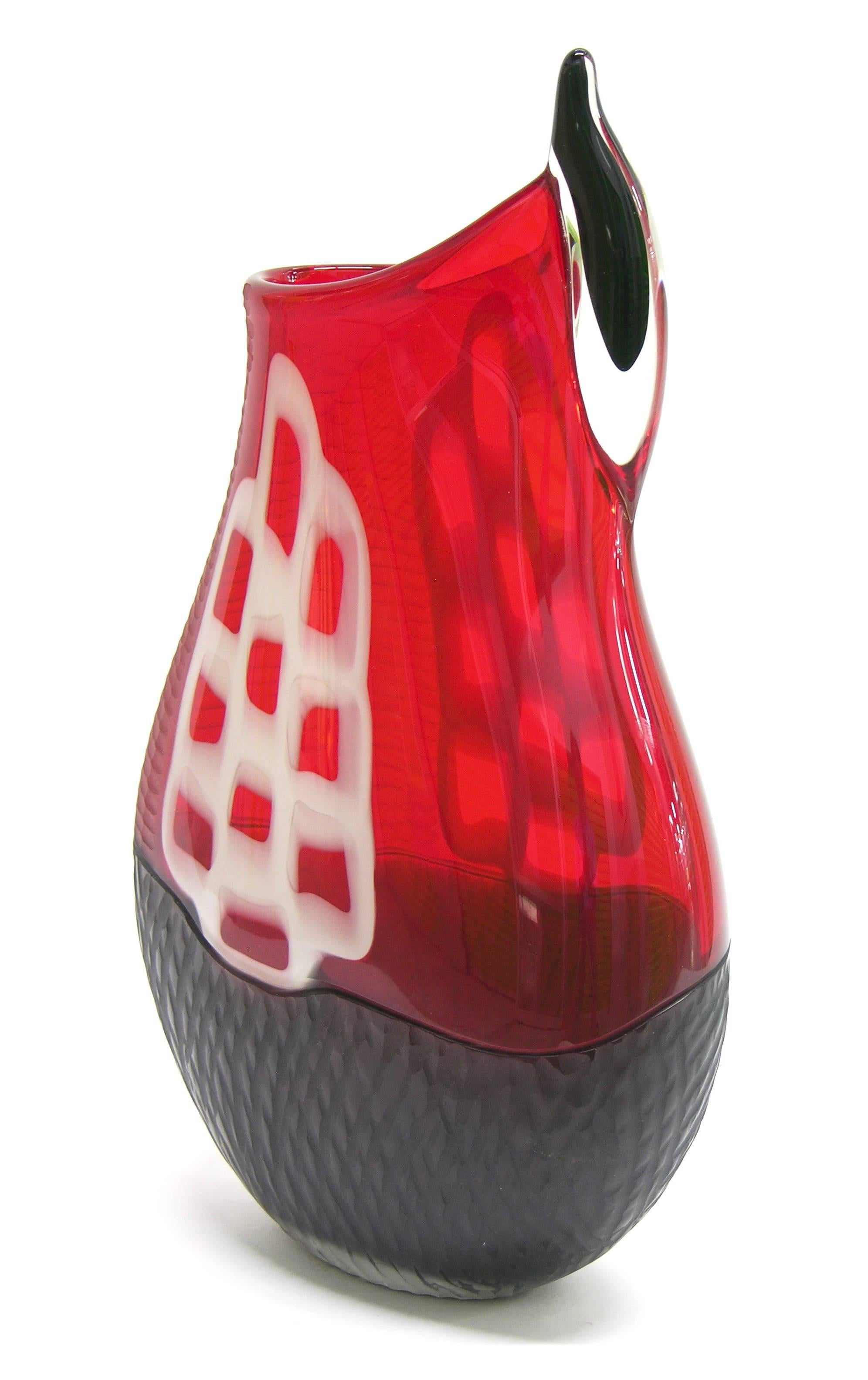 Sculpté à la main Alberto Dona - Vase moderne en verre de Murano rouge, noir et blanc gravé, sculpture des années 1980 en vente