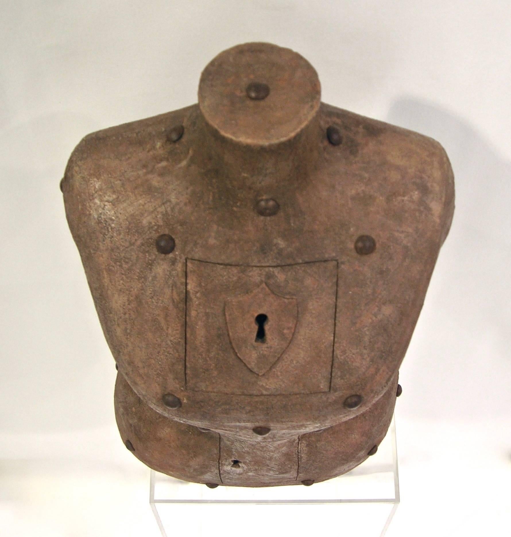 Sculpture italienne contemporaine moderne d'un buste en terre cuite marron avec trou de serrure en vente 3
