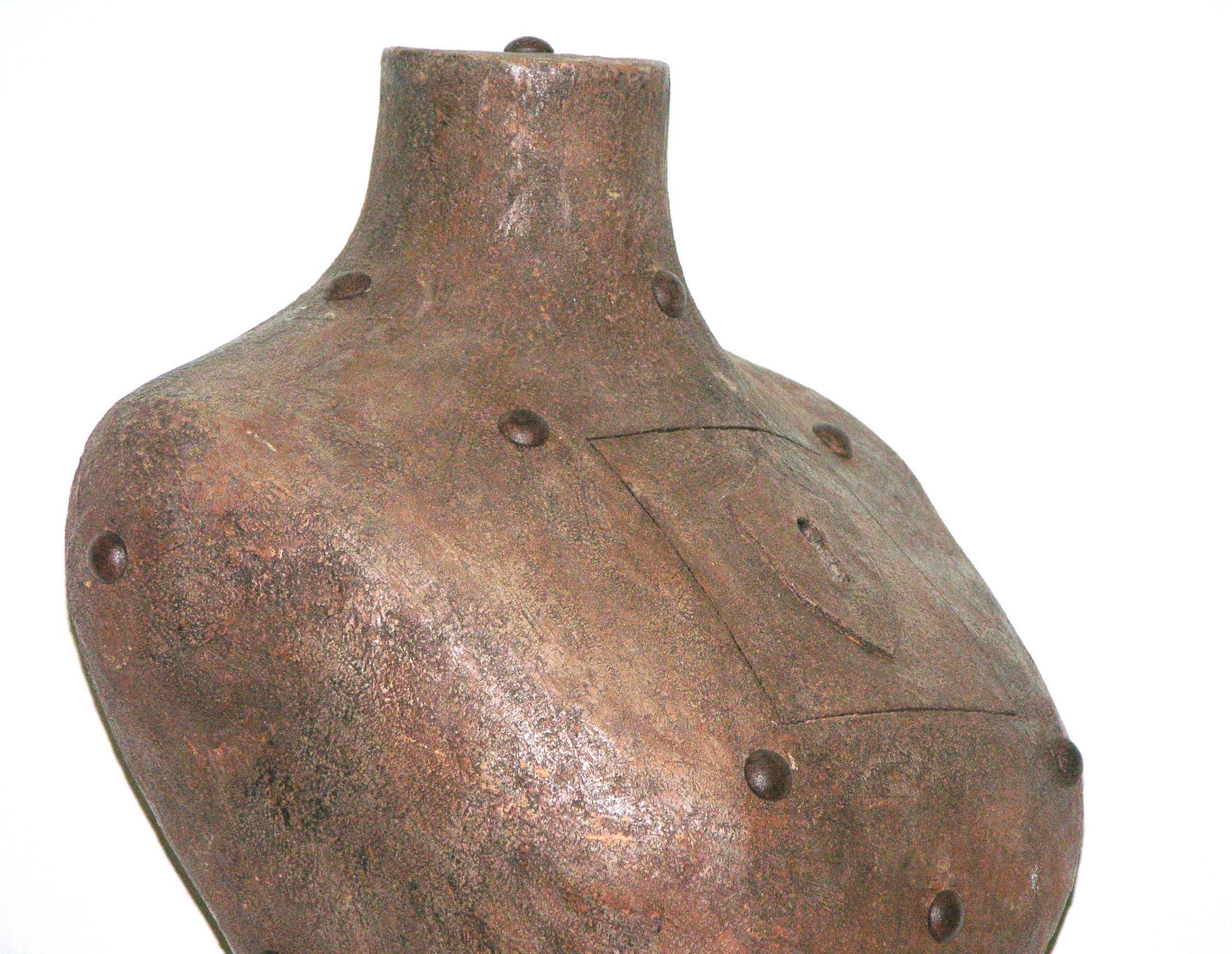 Sculpture italienne contemporaine moderne d'un buste en terre cuite marron avec trou de serrure en vente 1