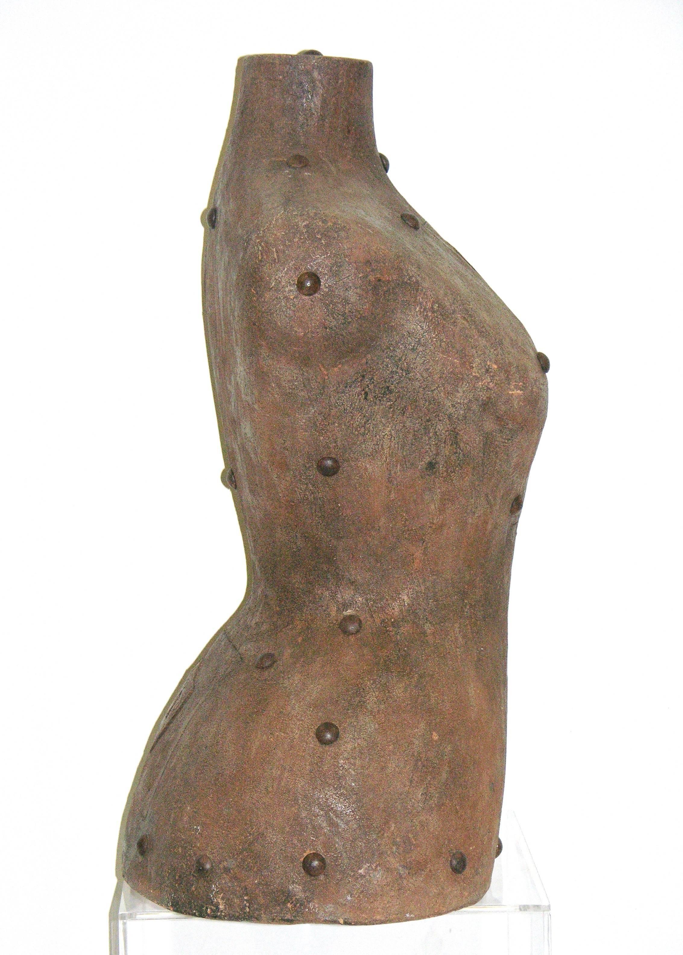 Fait main Sculpture italienne contemporaine moderne d'un buste en terre cuite marron avec trou de serrure en vente
