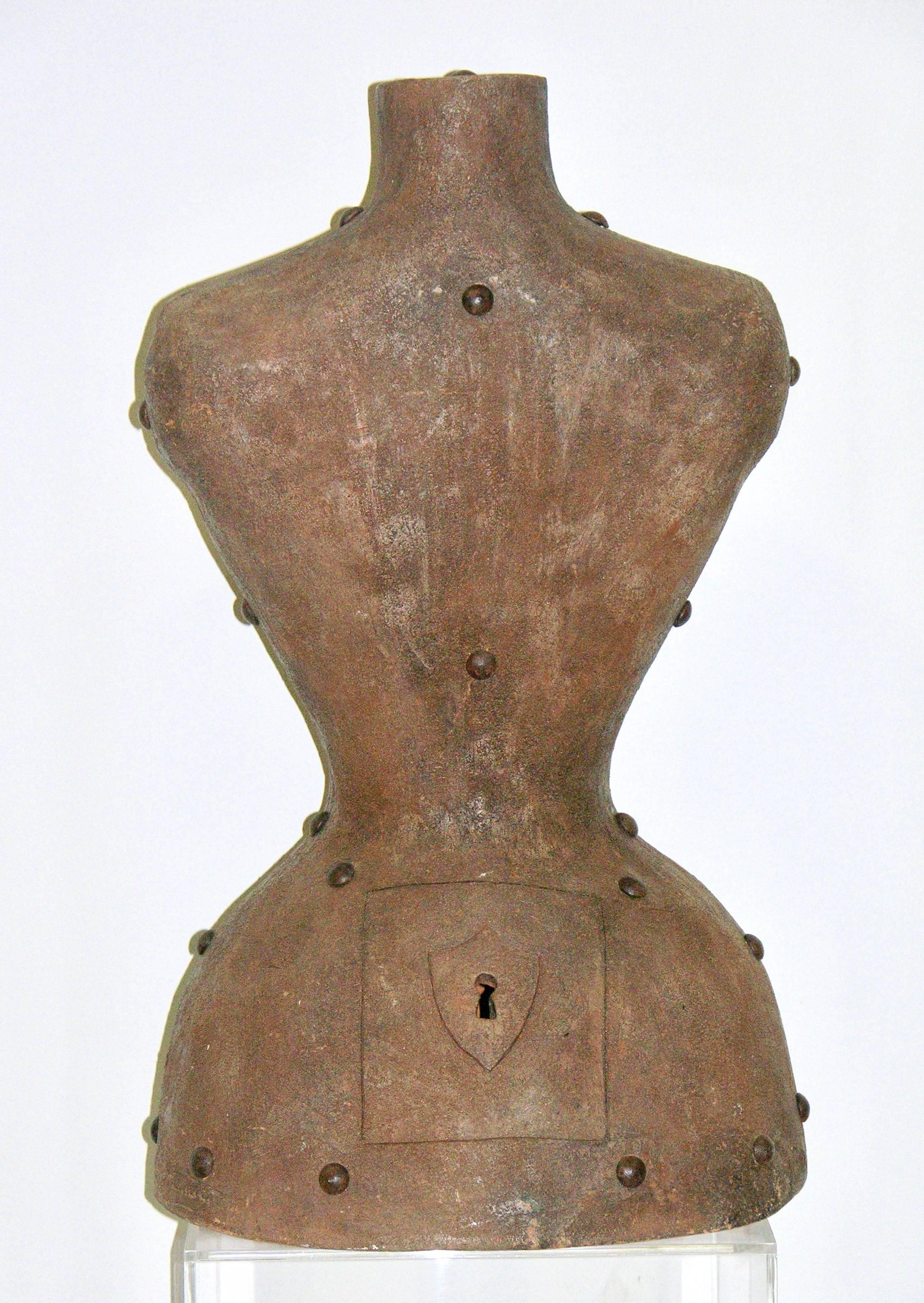 Organique Sculpture italienne contemporaine moderne d'un buste en terre cuite marron avec trou de serrure en vente