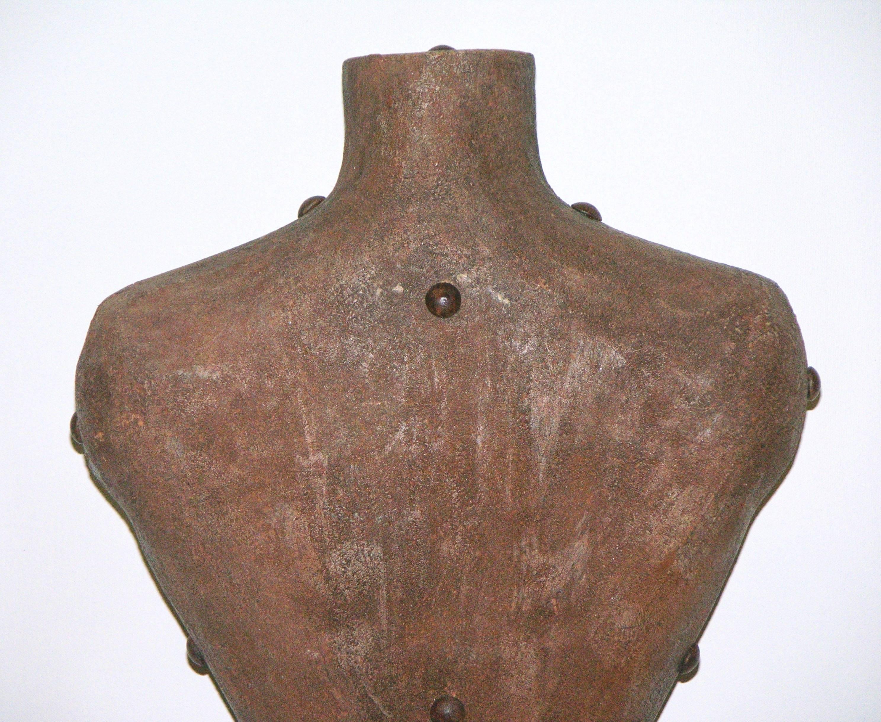 Fer Sculpture italienne contemporaine moderne d'un buste en terre cuite marron avec trou de serrure en vente