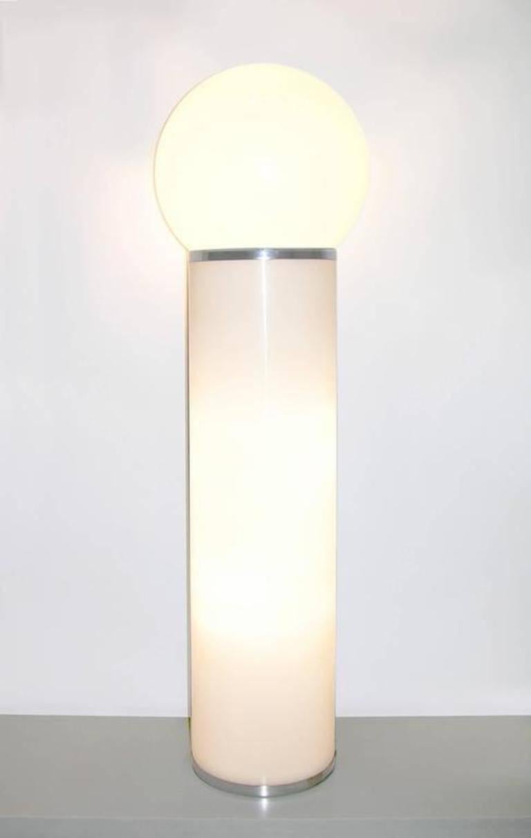 Italian modern design floor lamp by LOM, a lighting company in Monza (near Milan), closed in the 1990s, distinguished by the use of excellent materials and effective simple design. The lighted central support in a perfect curvilinear shape in lucite