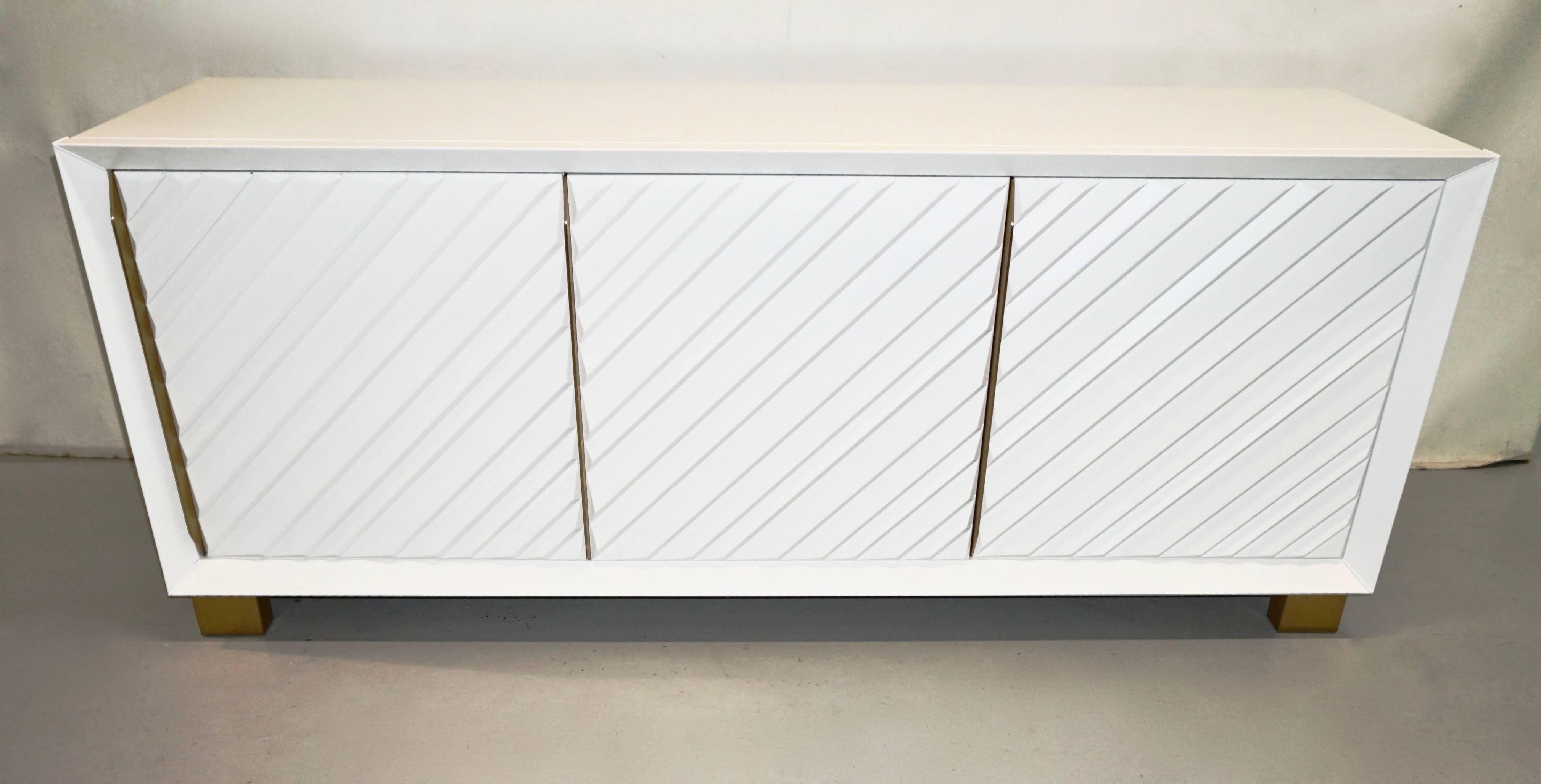 Frigerio 1970s Italian White Lacquered Carved Wood Credenza or Dresser In Excellent Condition In New York, NY