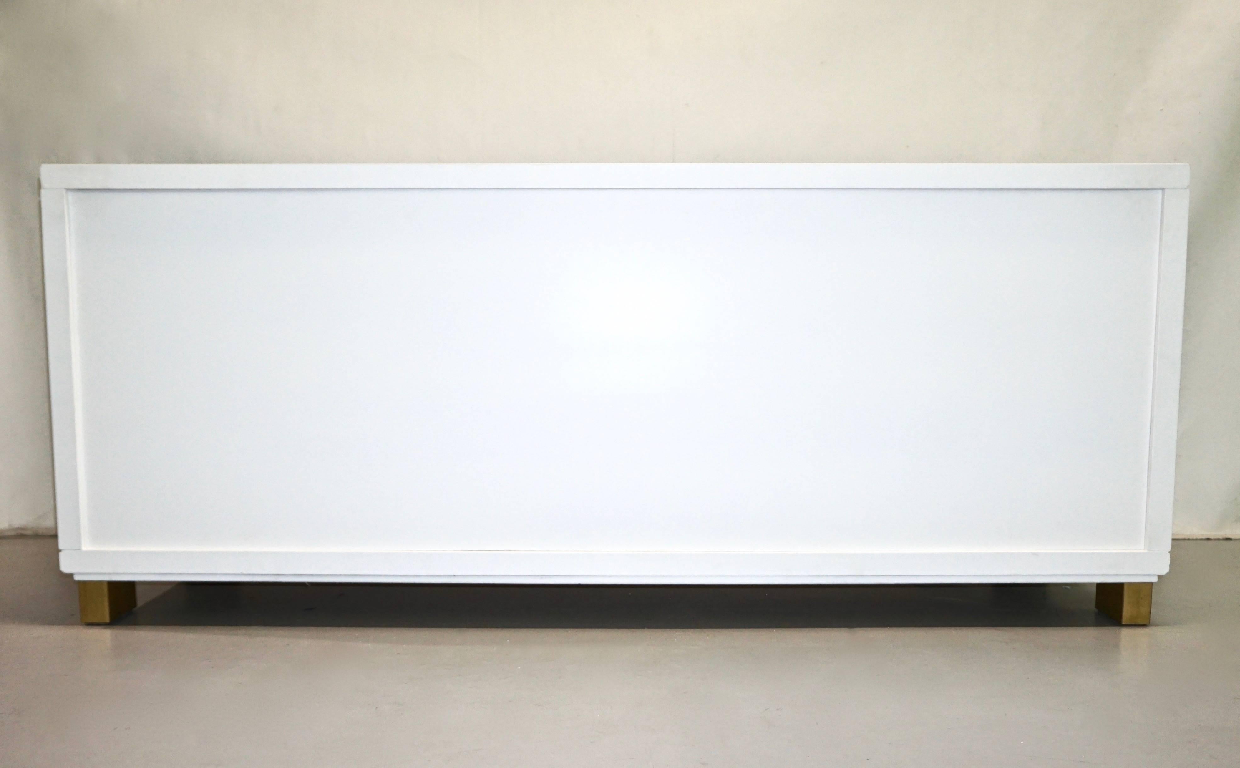 Frigerio 1970s Italian White Lacquered Carved Wood Credenza or Dresser 1