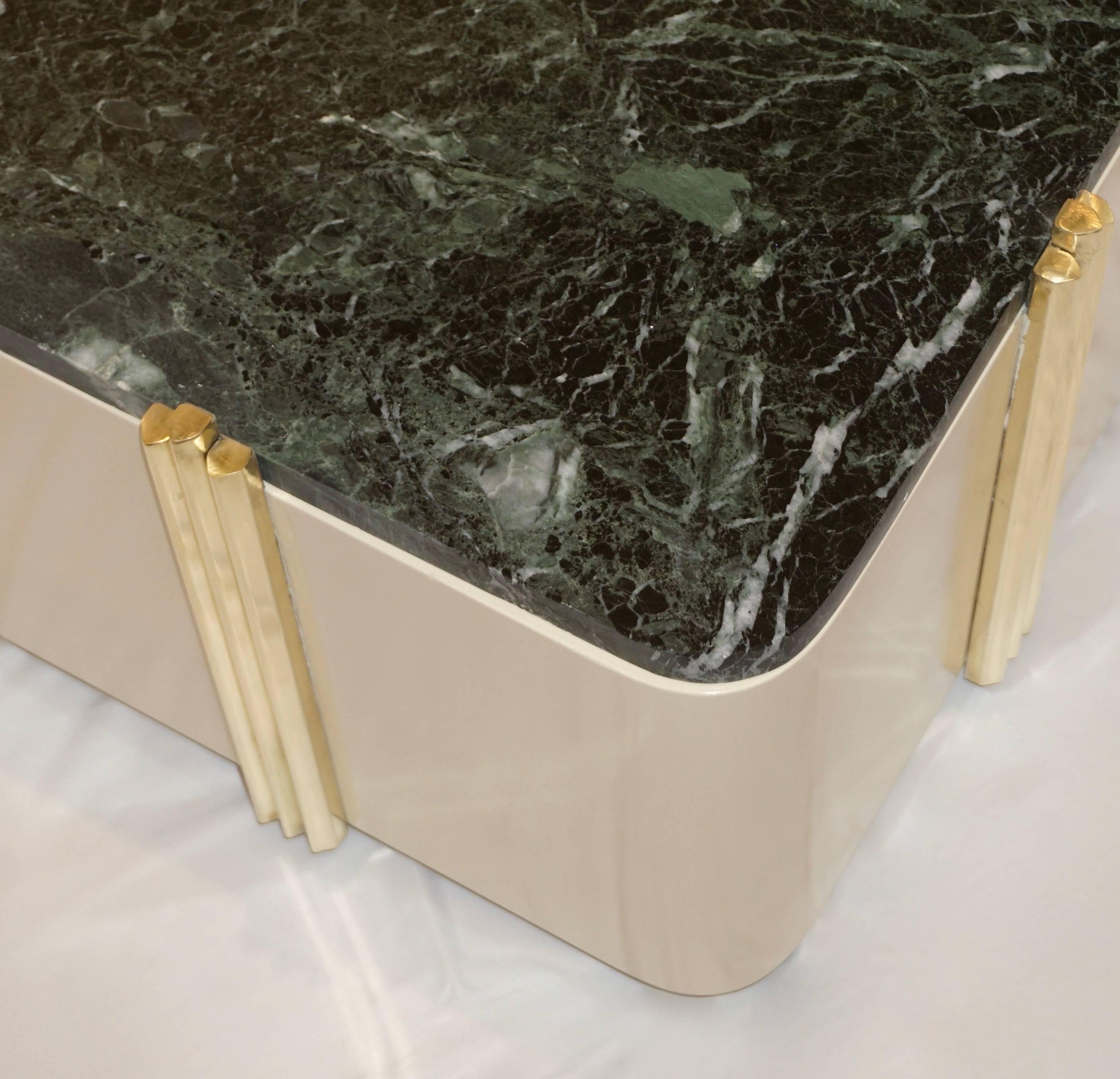 Late 20th Century 1970s Art Deco Design Green Marble & Cream White Lacquered Coffee Table / Bench For Sale