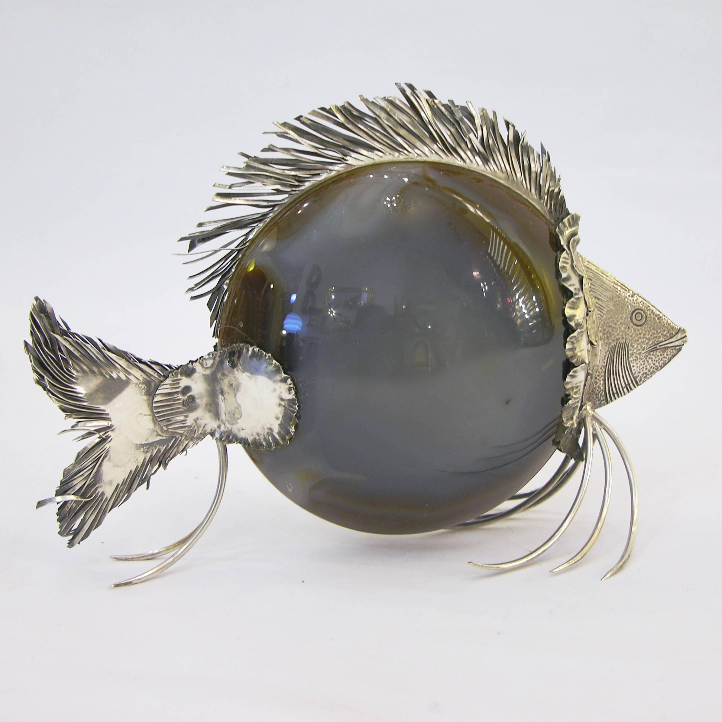 A very interesting work of art sculpture, highly decorative, a handcrafted standing fish with, as a body, a whole oval polished grey agate with ivory reflections. The head and realistically cut fins whole in sterling silver are elegantly and