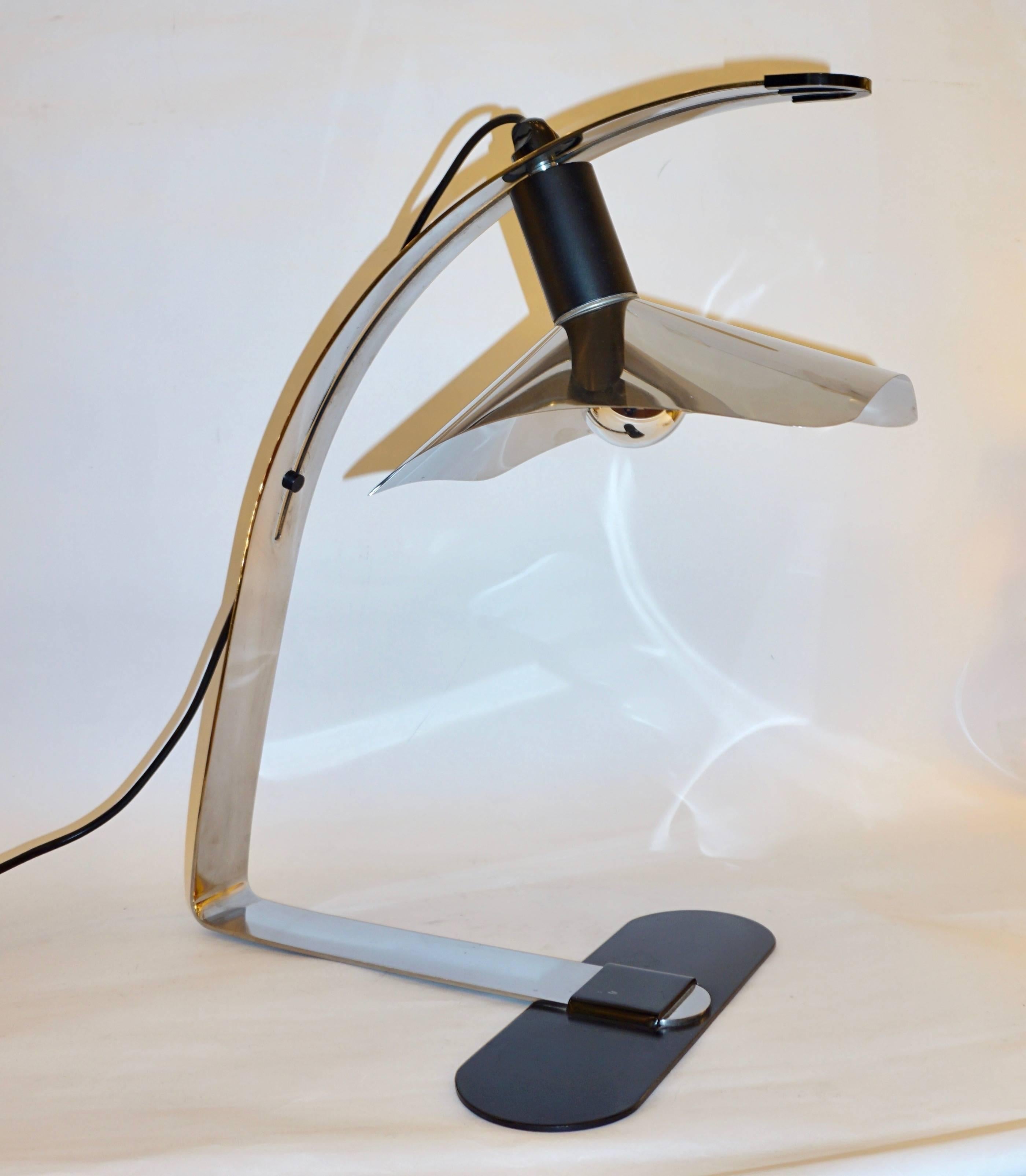 Italian desk lamp, named Corolla, designed by Grignani for the Italian lighting Company Luci, circa 1970. The open polished chrome color shade is movable on an arched arm, giving practicality and flexibility to the source of illumination, the sleek