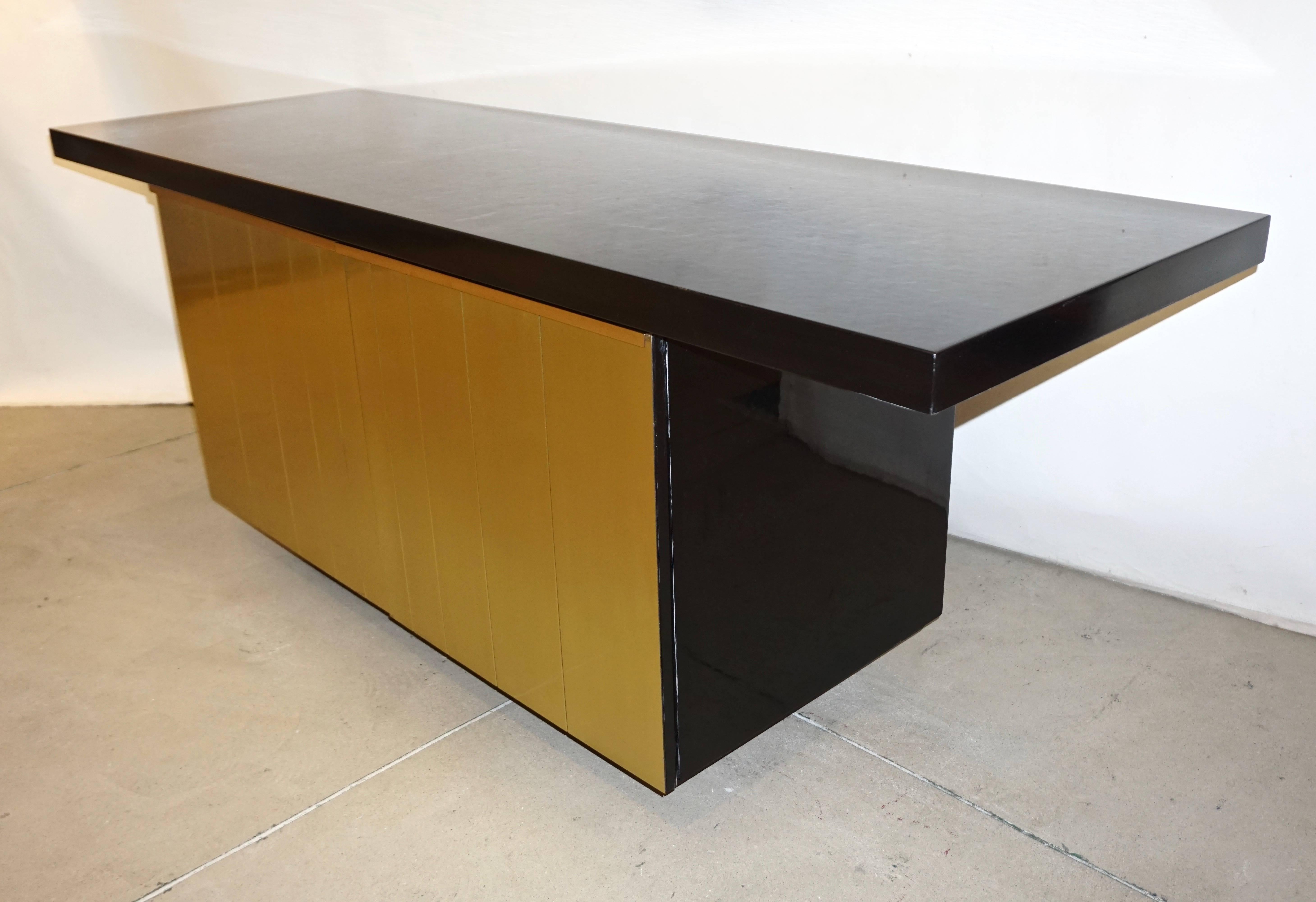 1970s Italian fine design black lacquered sideboard or cabinet, entirely handcrafted, a documented modern design: Vulcan by Aldo Frigerio for Gio' Frigerio (Desio - Milan). High quality of execution with an unusual front handcrafted in copper-brass