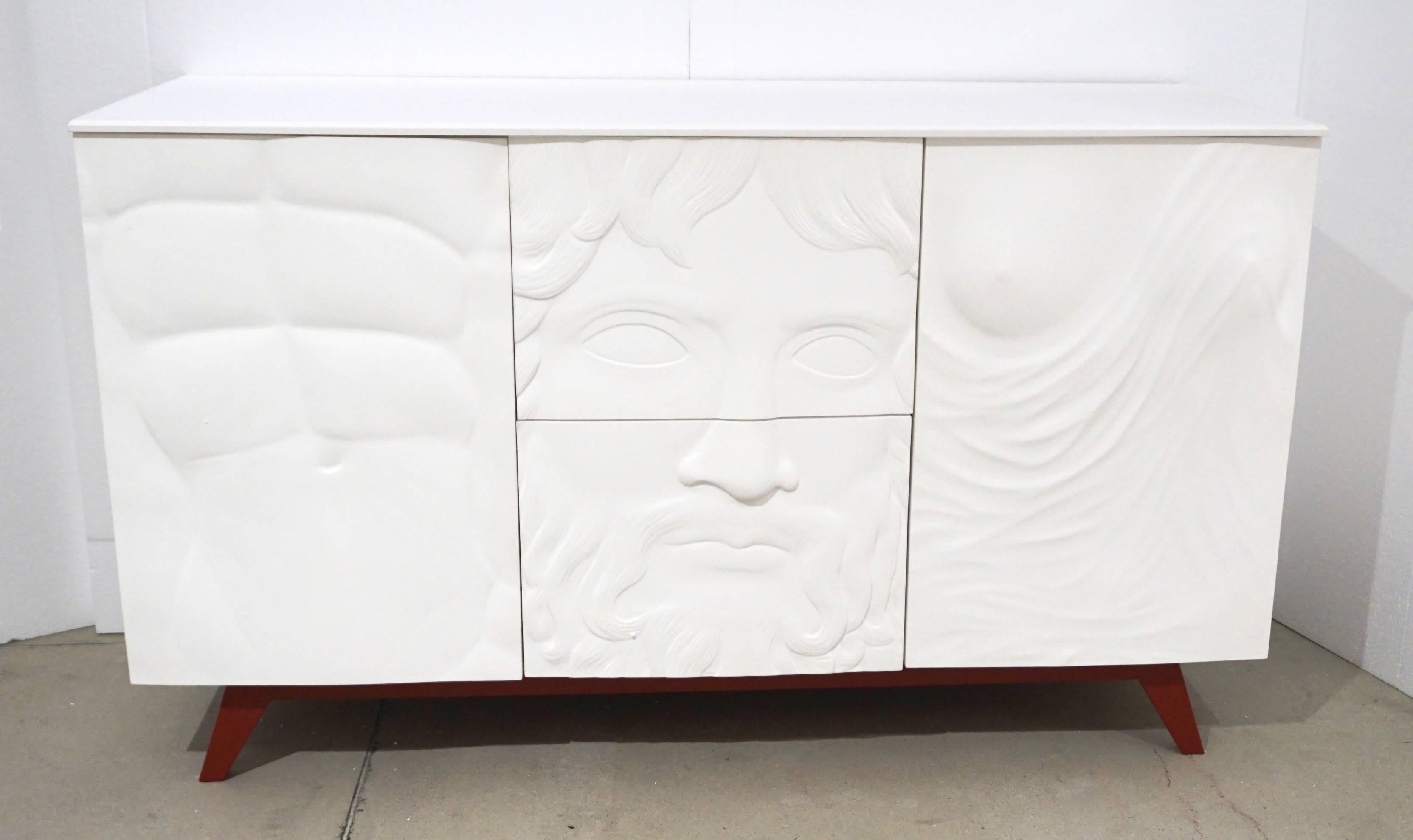 Exclusive made in Italy contemporary credenza or dresser with a Renaissance flair, the three front panels in bas-relief reinterpreting iconic ancient Green and Roman art.
High quality of execution and materials, the handcrafted white lacquered