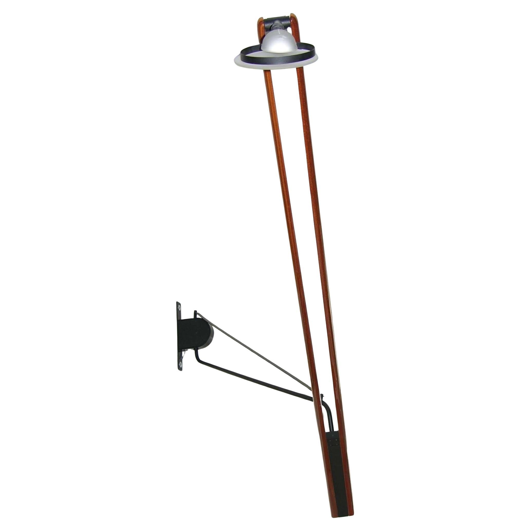 Lampada da parete regolabile ad alta tecnologia italiana con braccio oscillante in vendita