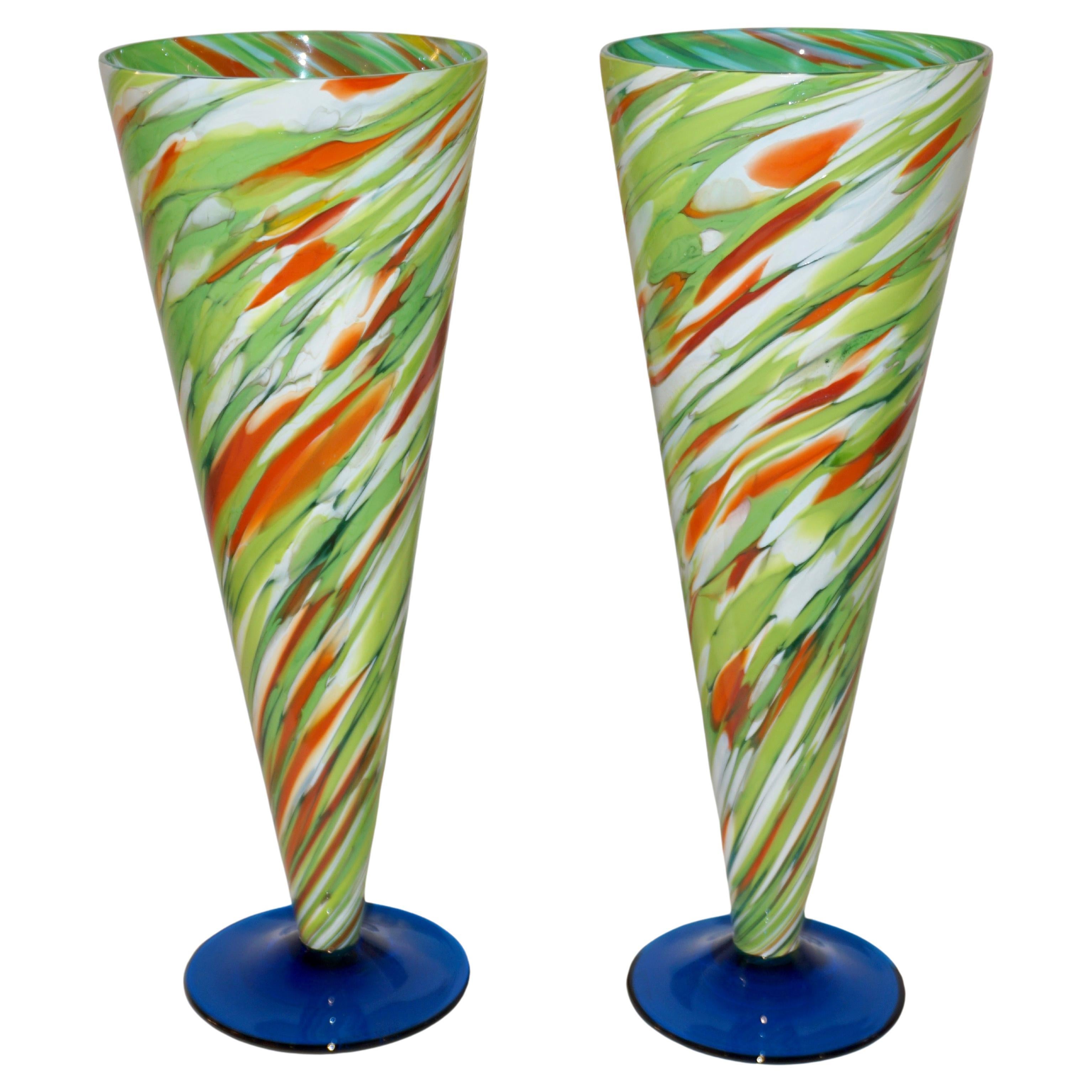 Paire de vases coniques en verre de Murano blanc, vert et orange sur base bleue Cenedese 1970 en vente