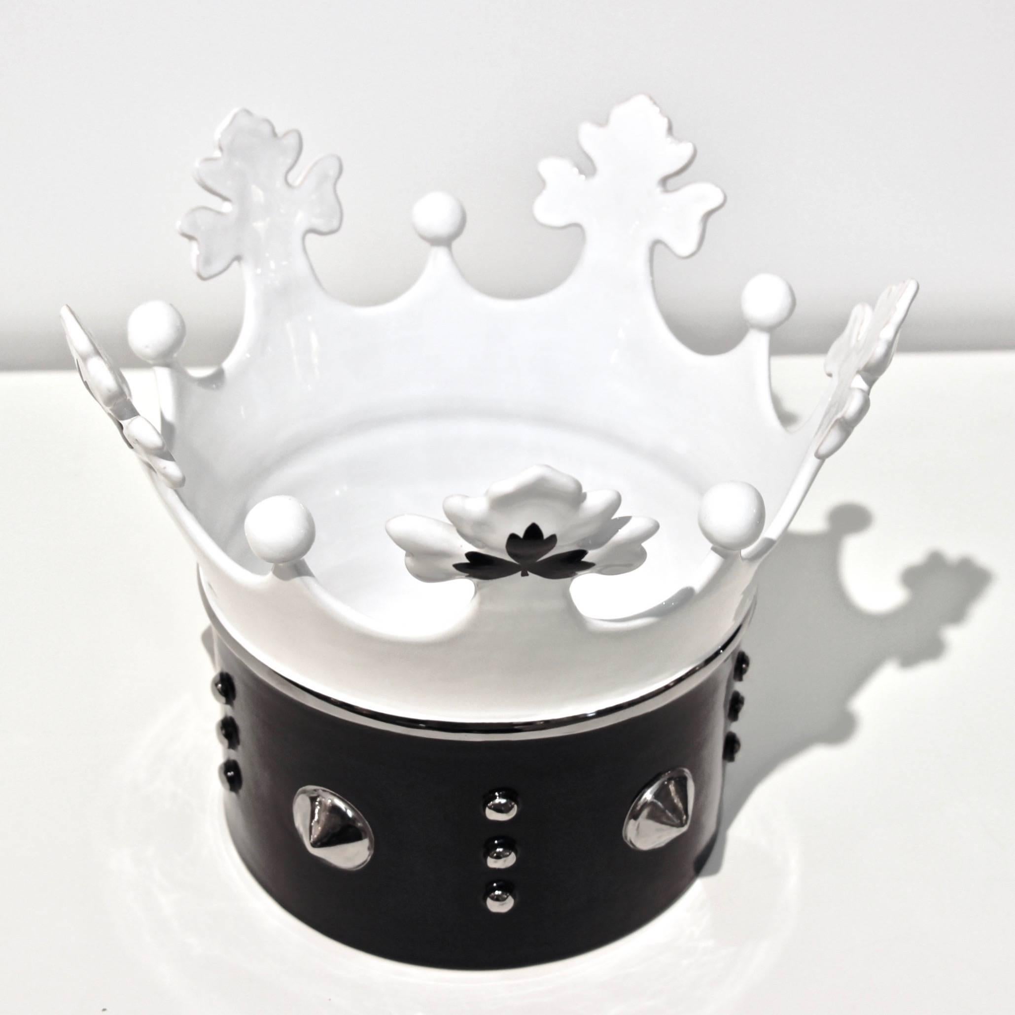 Contemporary handmade Italian work of art, a bowl in the shape of a crown in Majolica by Ceramica Gatti, a long tradition studio and famous designer Ettore Sottsass' favorite. This piece is hand enameled in black and white and hand-painted, with a