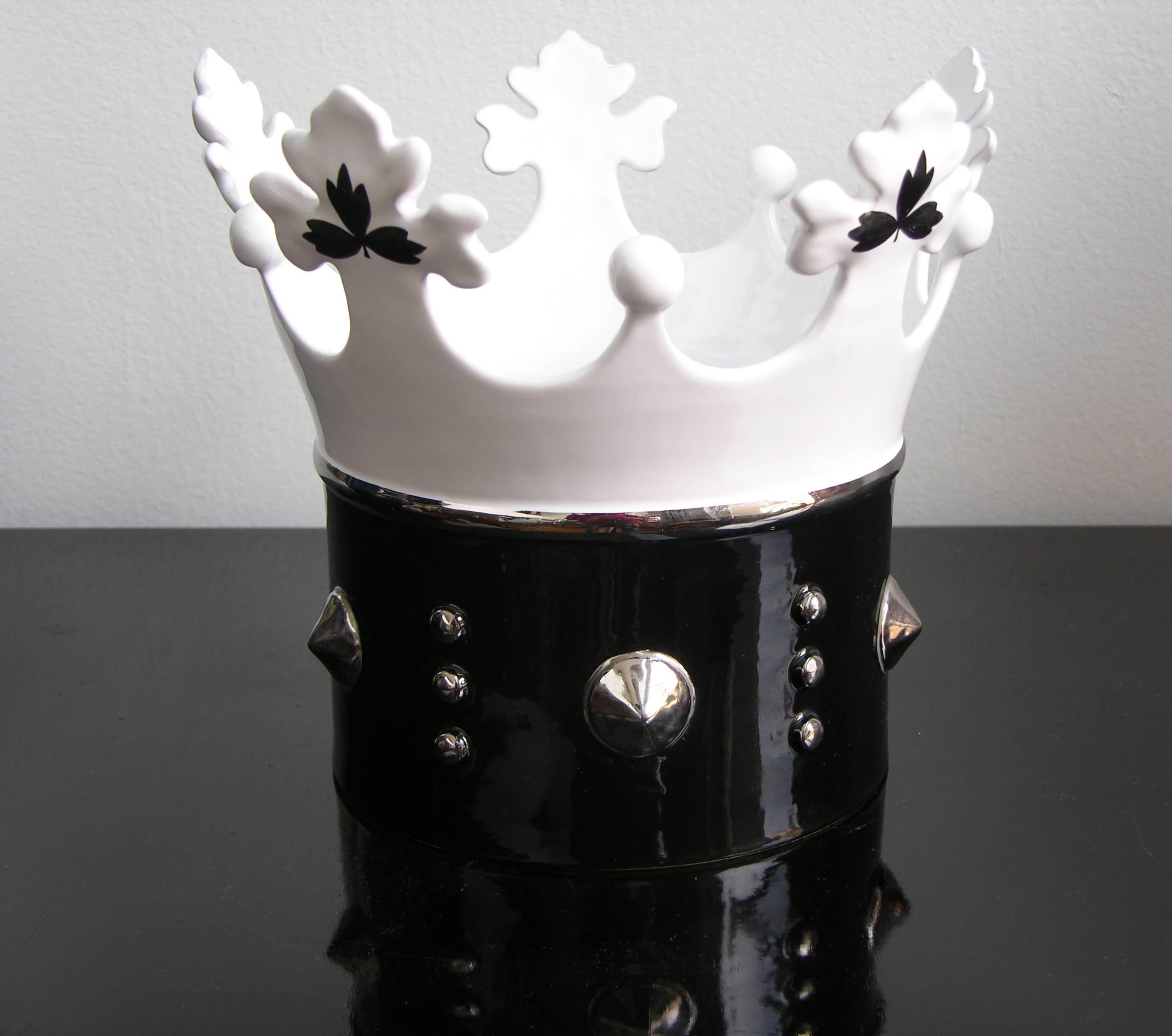 Hand-Crafted Contemporary Italian Black & White Majolica Crown Bowl with Platinum Accents