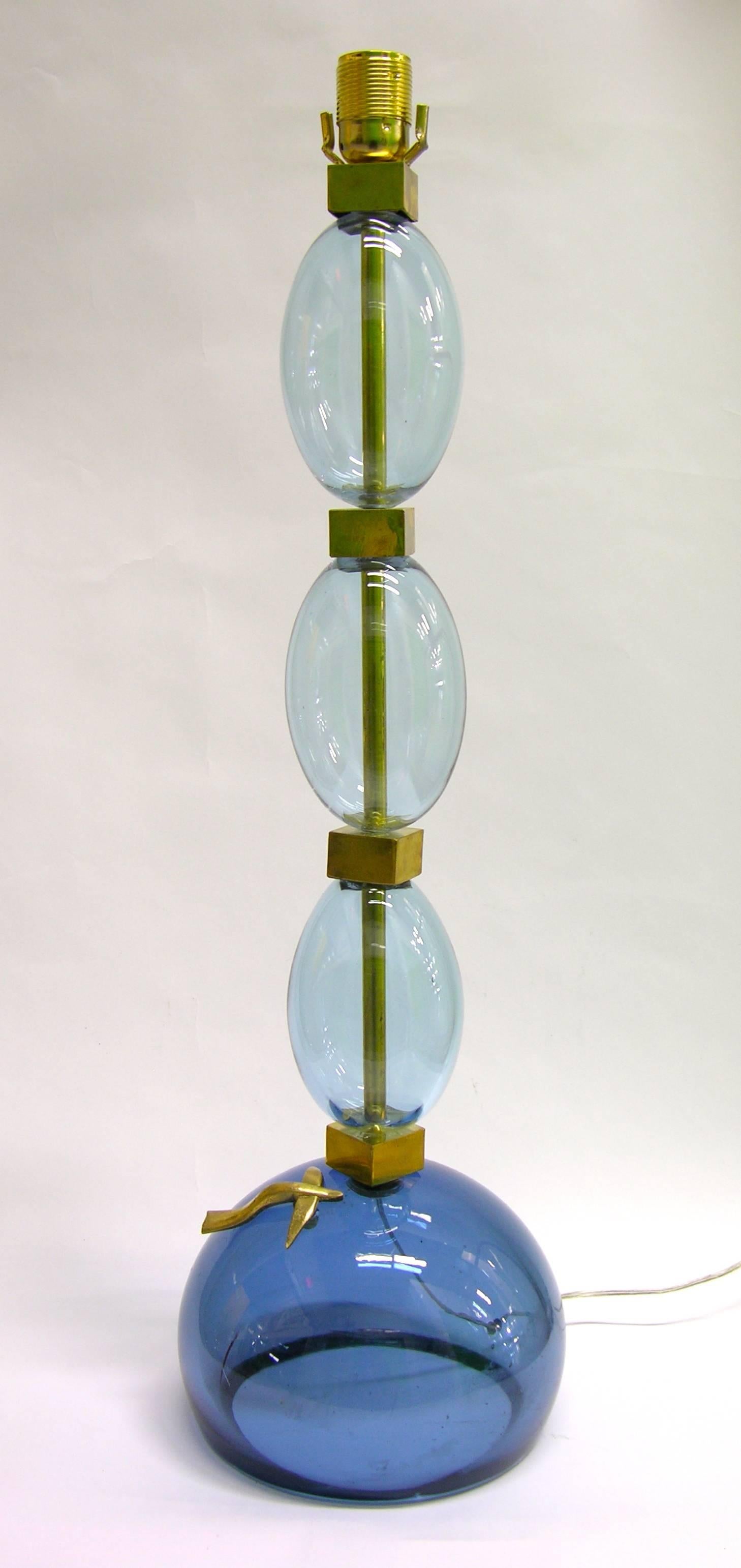1960s very rare pair of chic table lamps by Gino Cenedese, the blue Murano glass spherical base is decorated with a bronze swallow and supports oval elements in Alessandrite crystal changing color from lavender to aqua depending on the source of