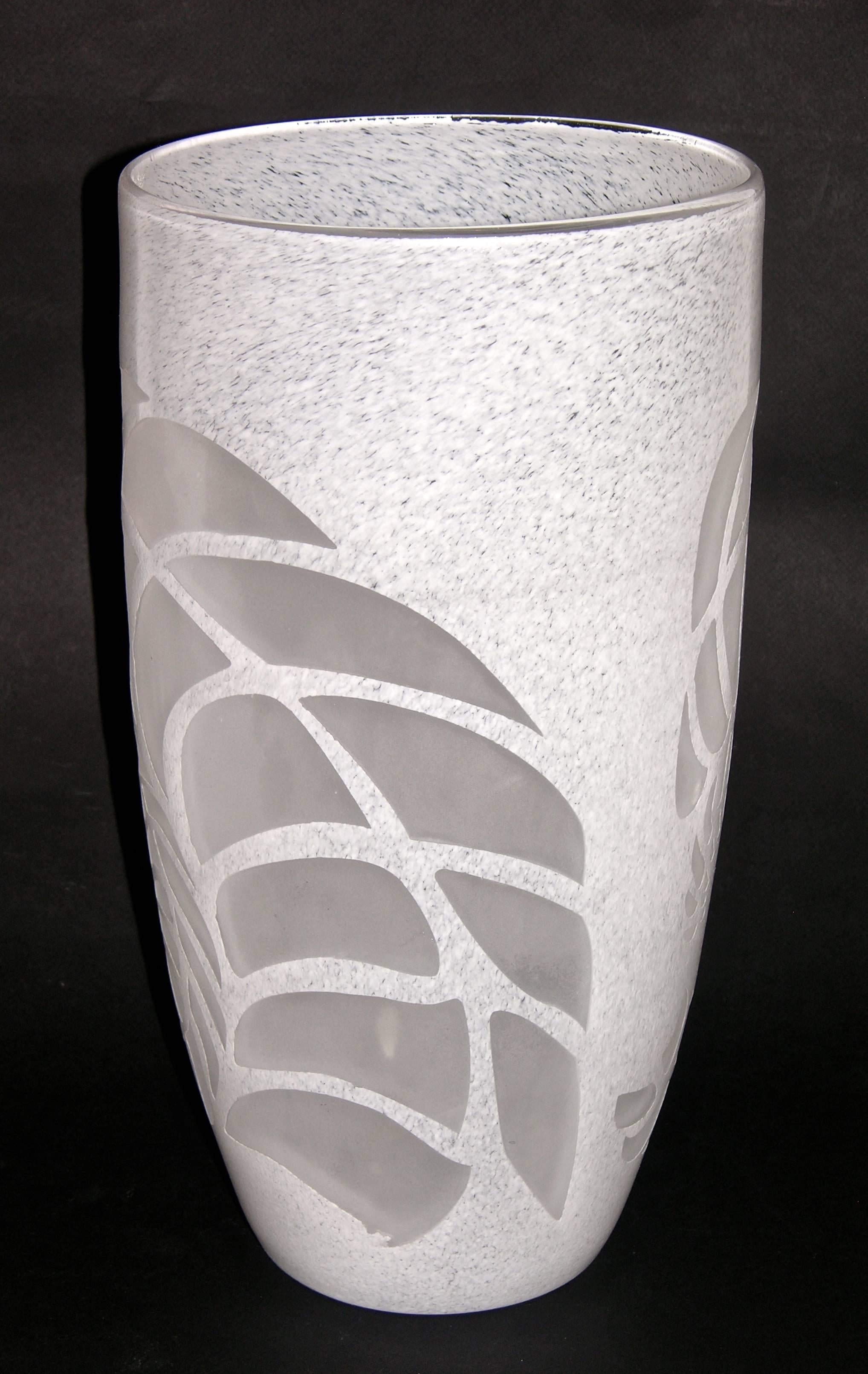 White Textured Murano Glass Vase with Fern Decor In Excellent Condition In New York, NY